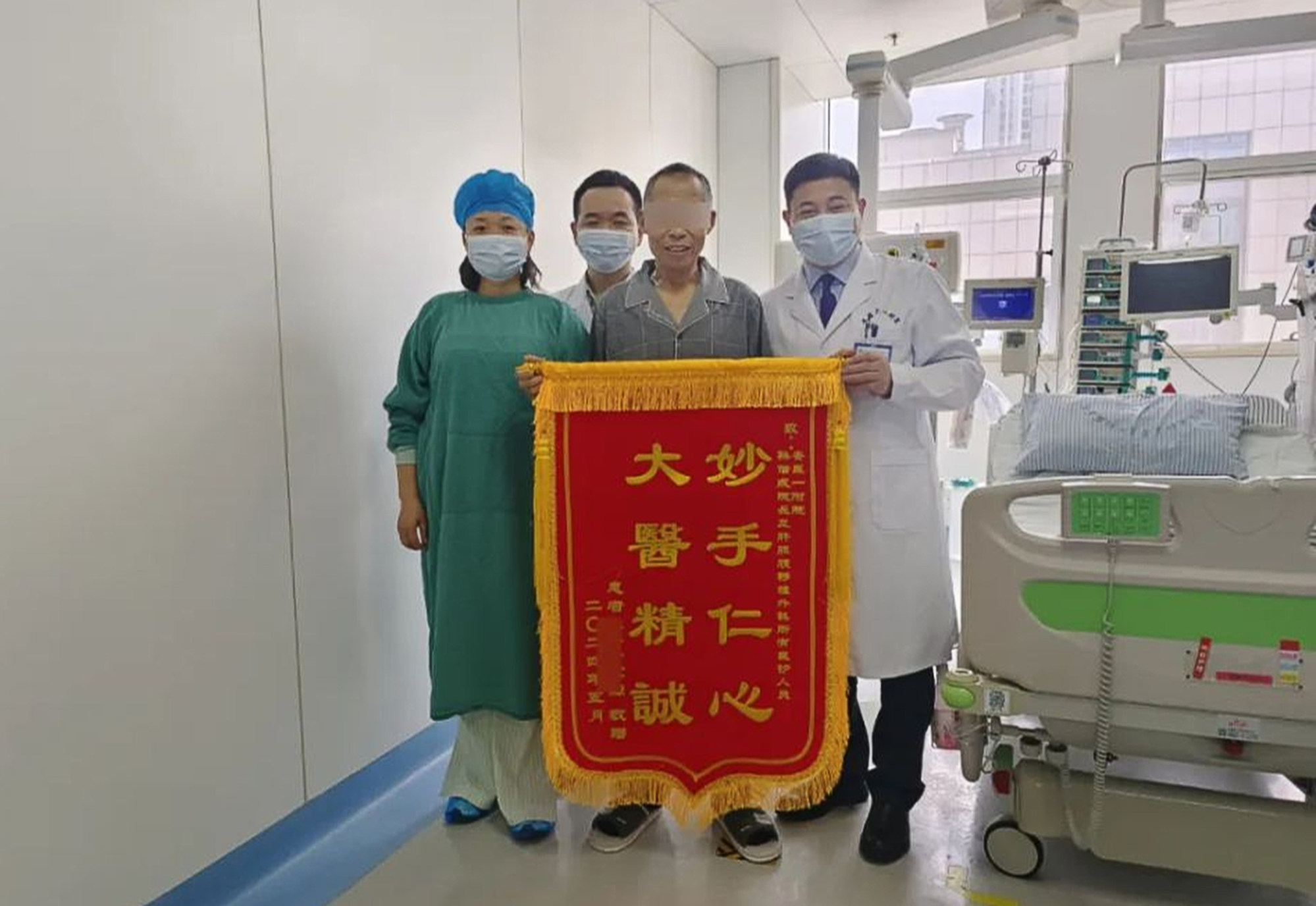 The 71-year-old cancer patient (third from left, with features obscured) with the medical team after the surgery that made him the first living patient to receive a genetically modified pig’s liver. Photo: First Affiliated Hospital of Anhui Medical University