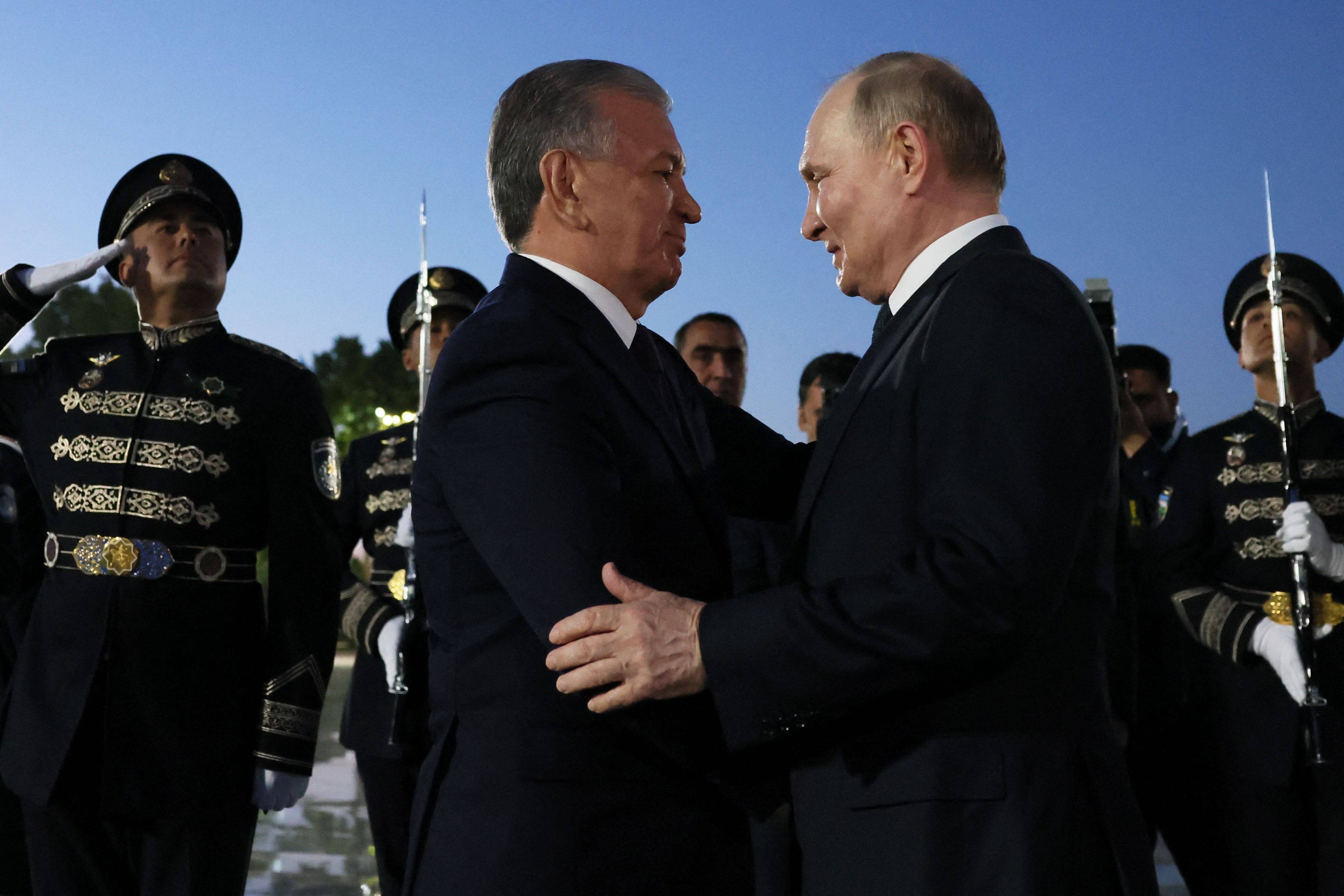 Uzbek President Shavkat Mirziyoyev welcomes Russia’s President Vladimir Putin. Photo: Sputnik via AFP 