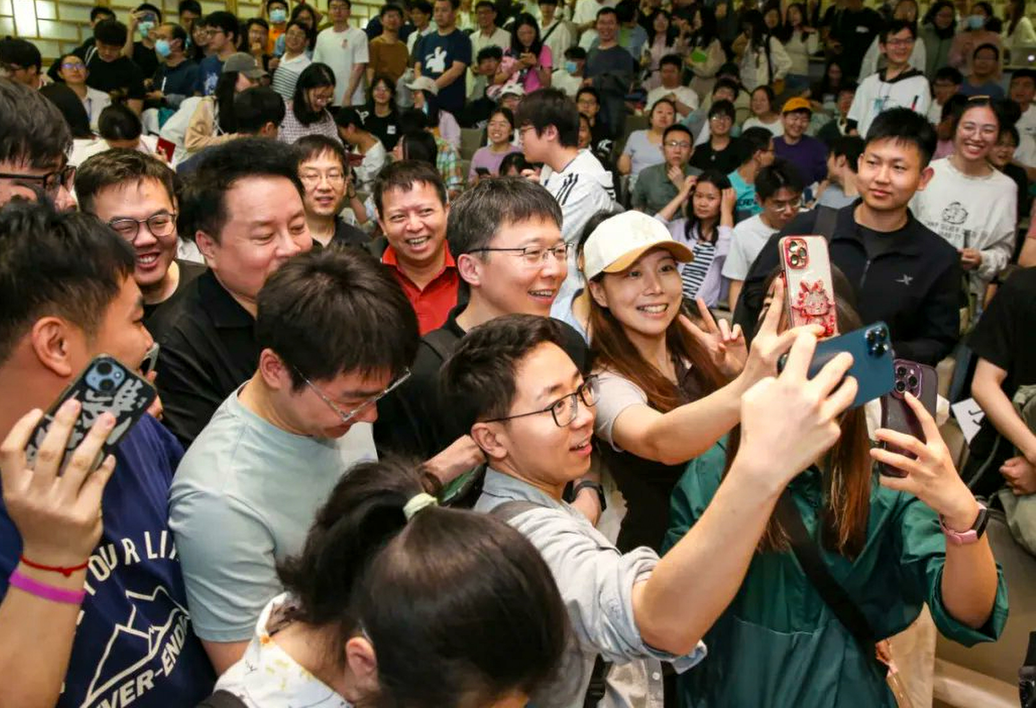 Zhang Feng, who won global renown as a pioneer of the CRISPR gene-editing tool, poses for selfies in a packed lecture hall at Peking University on May 22. Photo: Peking University