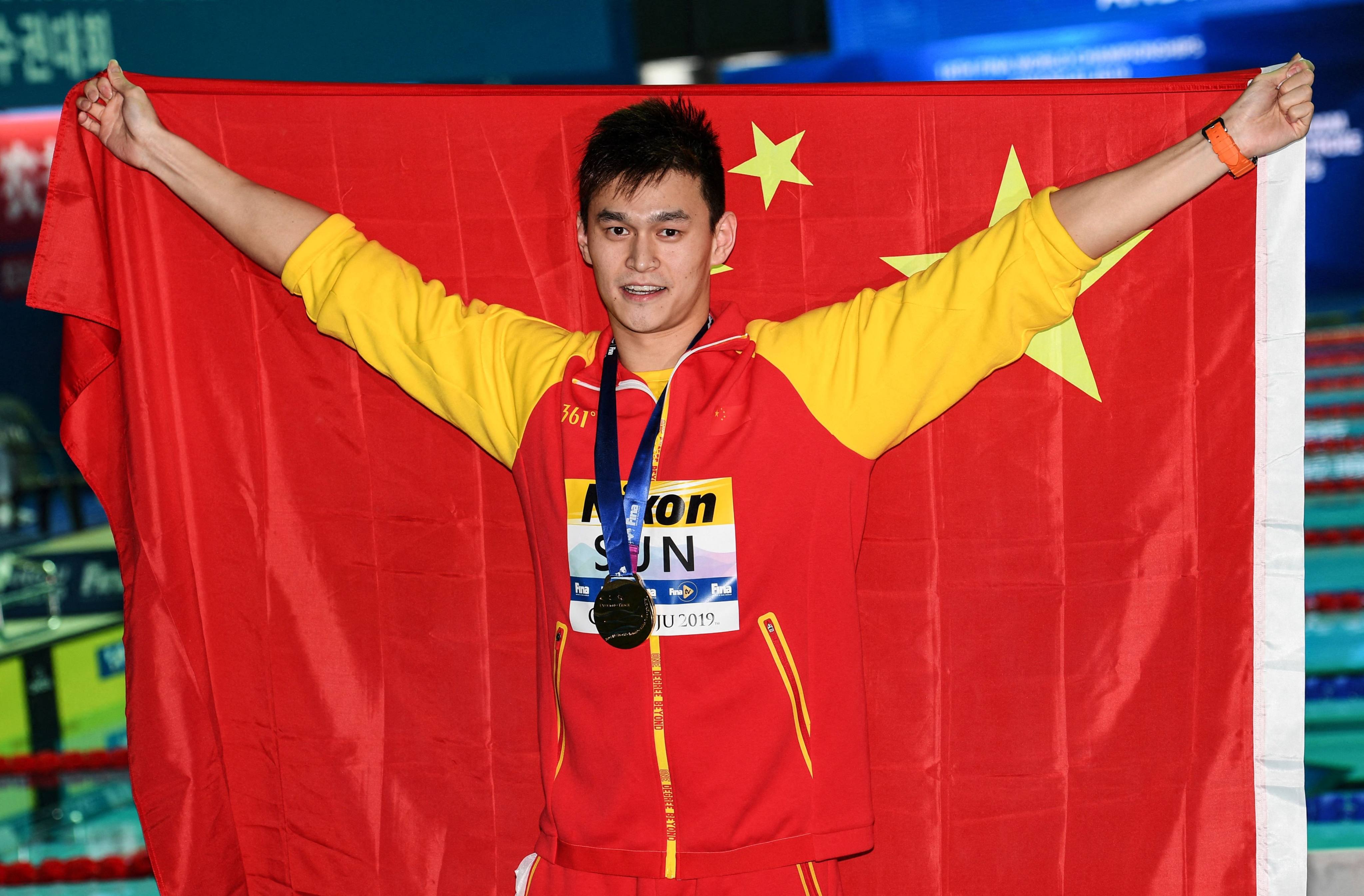 Sun Yang poses with his gold medal after winning the men’s 400m freestyle at the 2019 World Championships. Photo: AFP