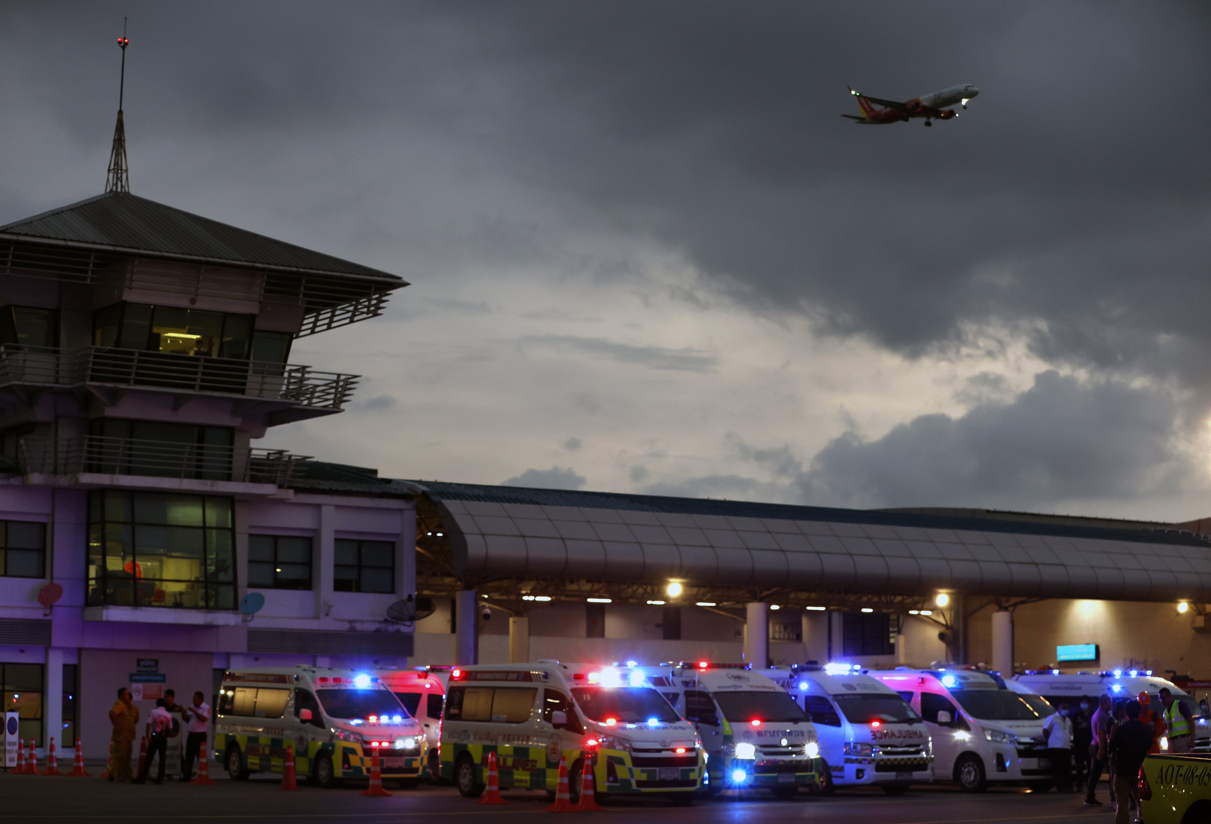 Medical personnel and ambulances wait for injured passengers from Singapore Airlines Flight SQ321 at Suvarnabhumi International Airport in Thailand on May 21. Photo: EPA-EFE