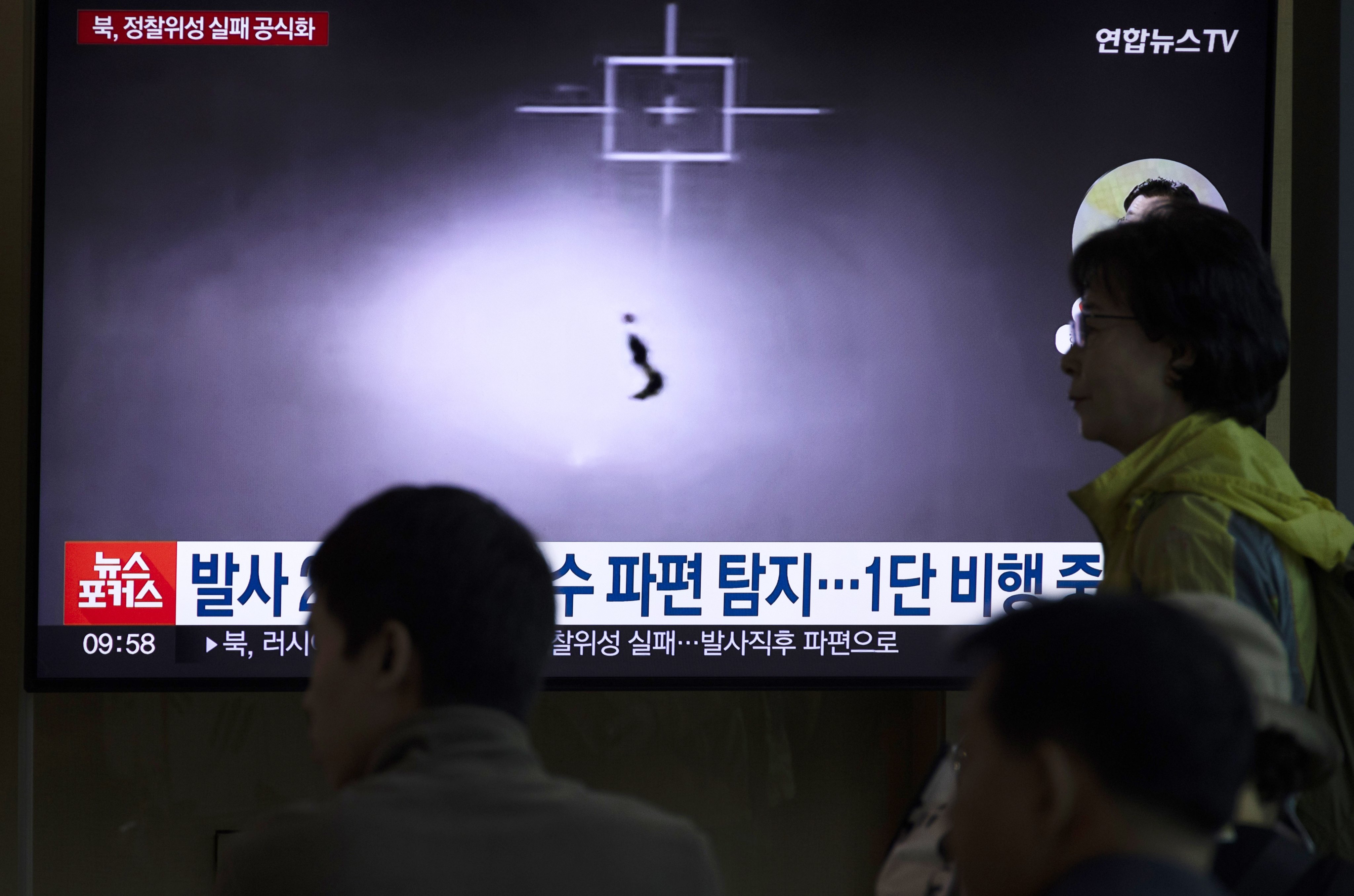 People watch a television screen broadcasting news of North Korea’s failed launch of a military spy satellite at a  station in Seoul on Monday. Photo: EPA-EFE