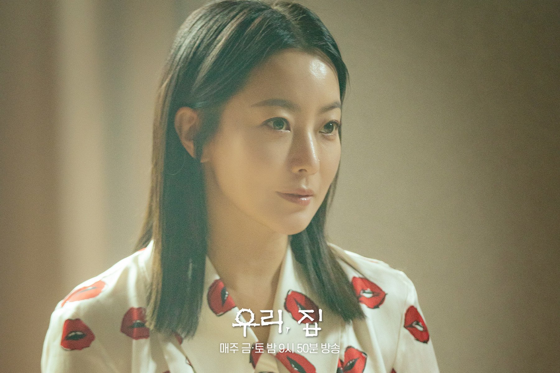 Kim Hee-sun as popular psychologist Young-won in a still from Bitter Sweet Hell.