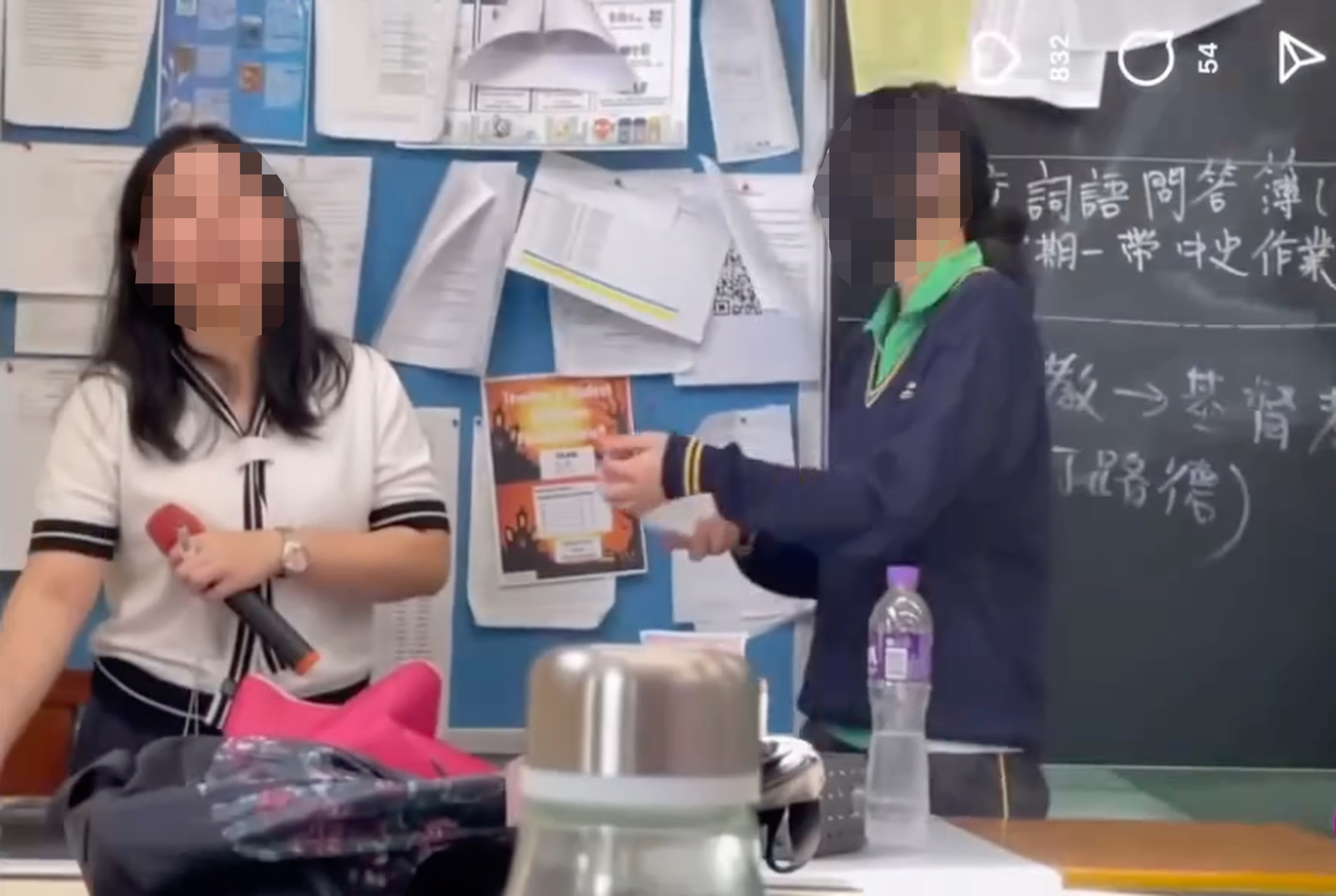 The student mockingly asks for the teacher’s hand in marriage in the viral video. Photo: Xiaohongshu