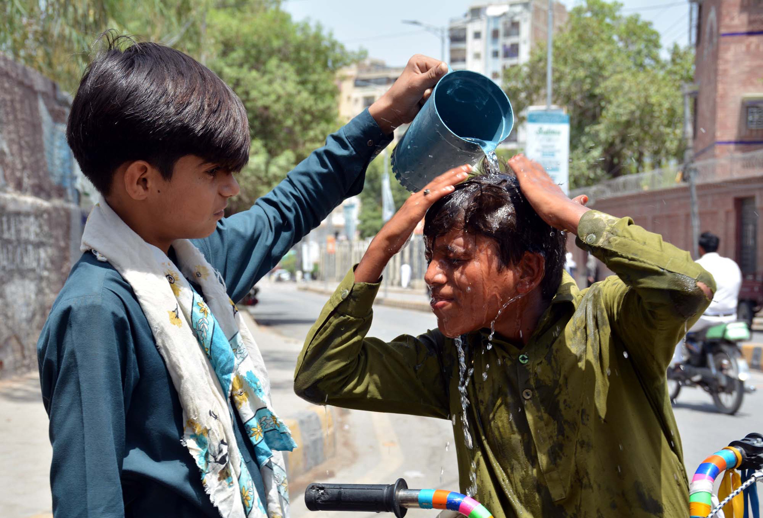 A boy washes his head to cool off on a hot summer’s day. Due to extremely high temperatures of around 50 degrees Celsius, the Pakistani authorities issued a heat warning for pregnant women and the elderly on Monday. Photo: dpa