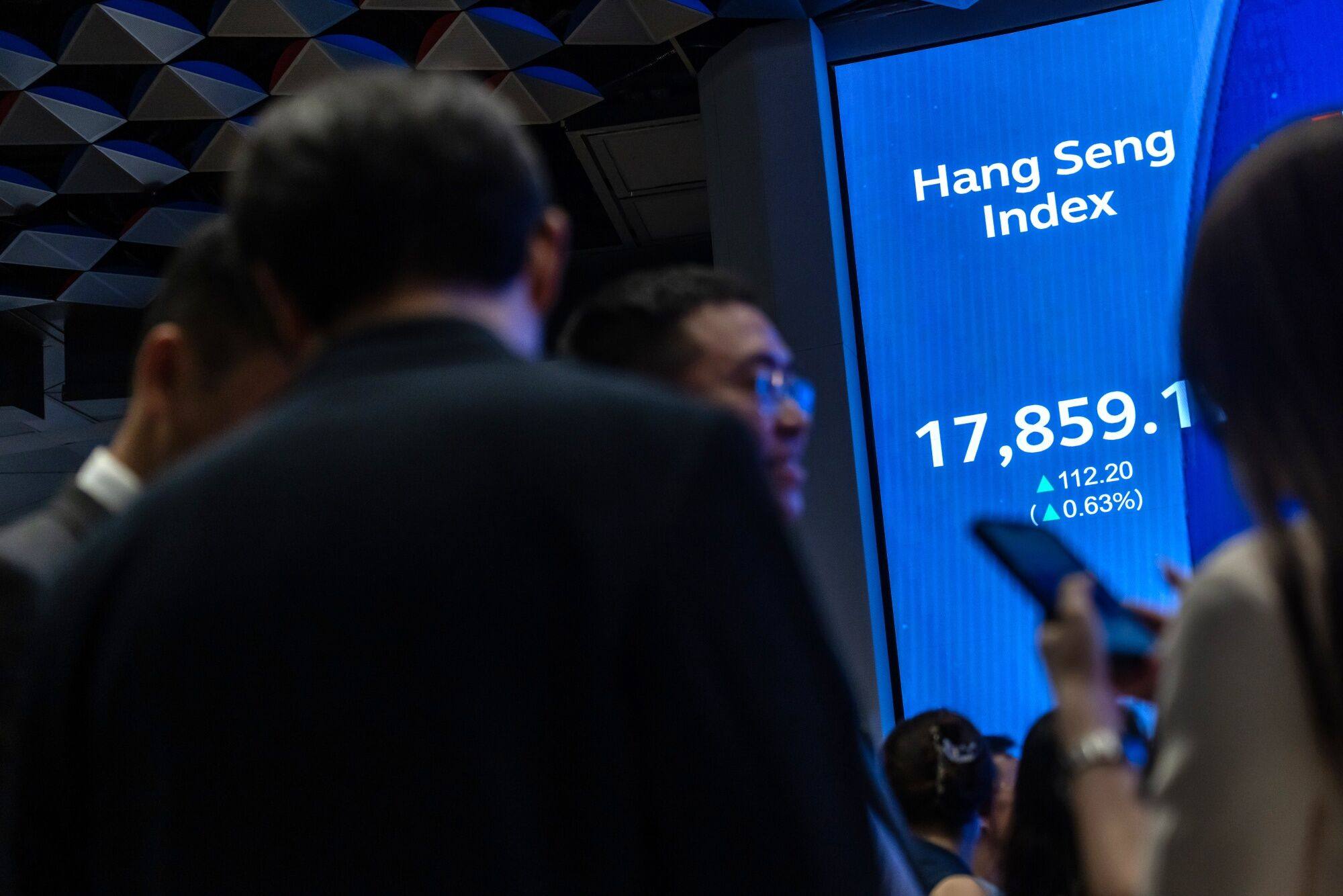 The figures for the Hang Seng Index on a screen at the Hong Kong Stock Exchange in Hong Kong, China, on Tuesday, April 30, 2024. Photo: Bloomberg