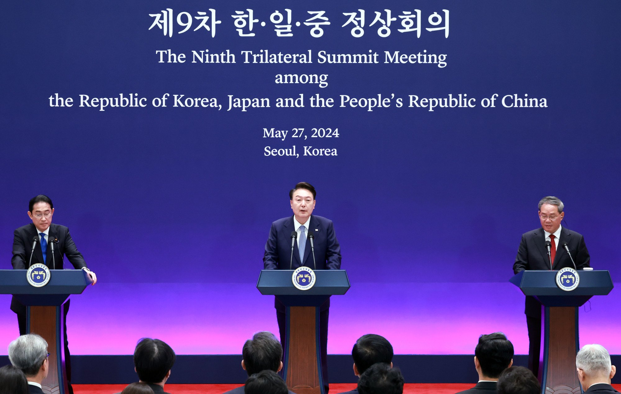 South Korean President Yoon Suk-yeol (centre) speaks during a joint news conference with Japanese Prime Minister Fumio Kishida (left) and Chinese Premier Li Qiang after talks during the trilateral summit in Seoul on May 27. Photo: dpa