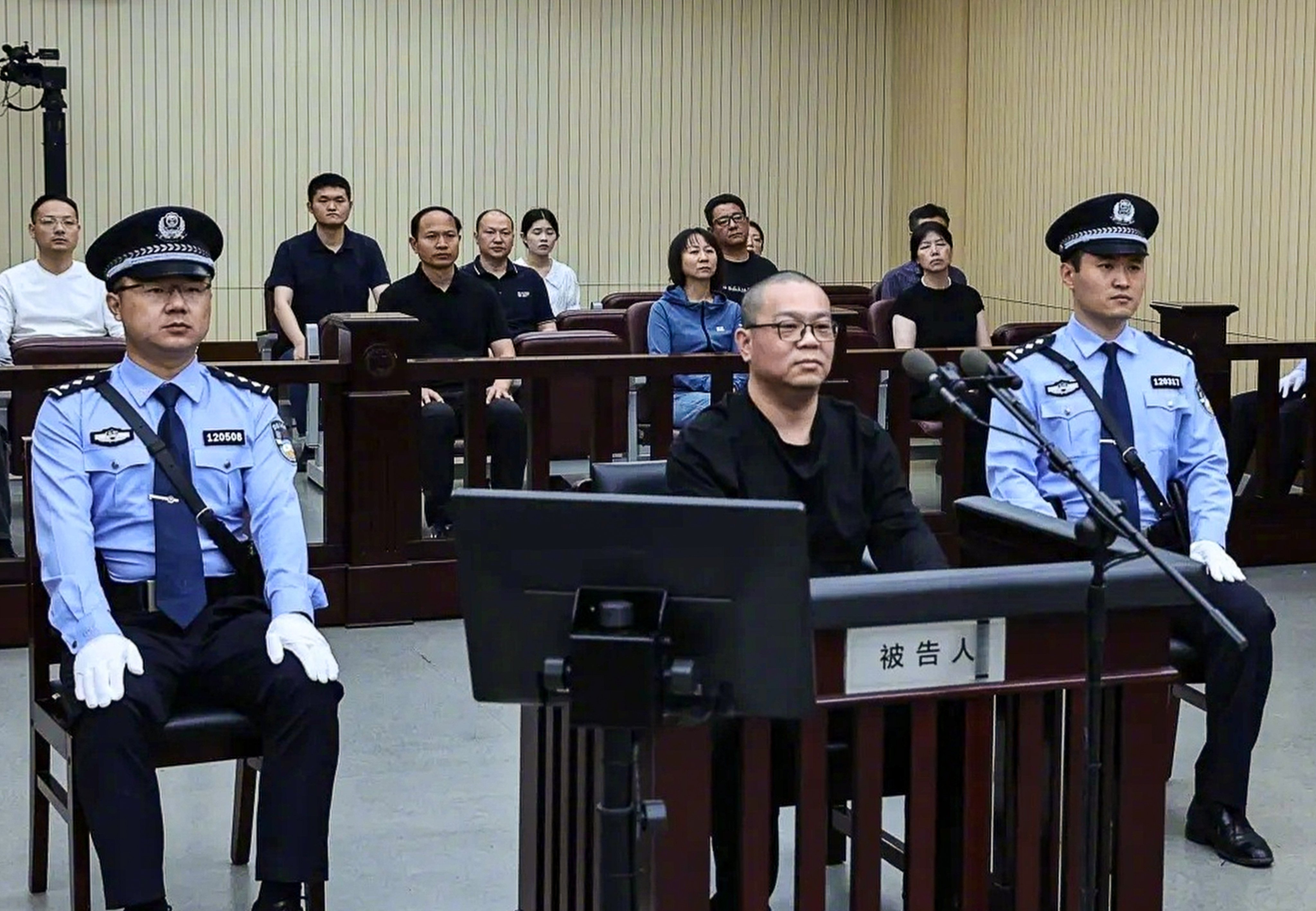 Bai Tianhui (centre), former general manager of China Huarong International Holdings, was sentenced to death by a Chinese court on Tuesday for corruption. Photo: Weibo