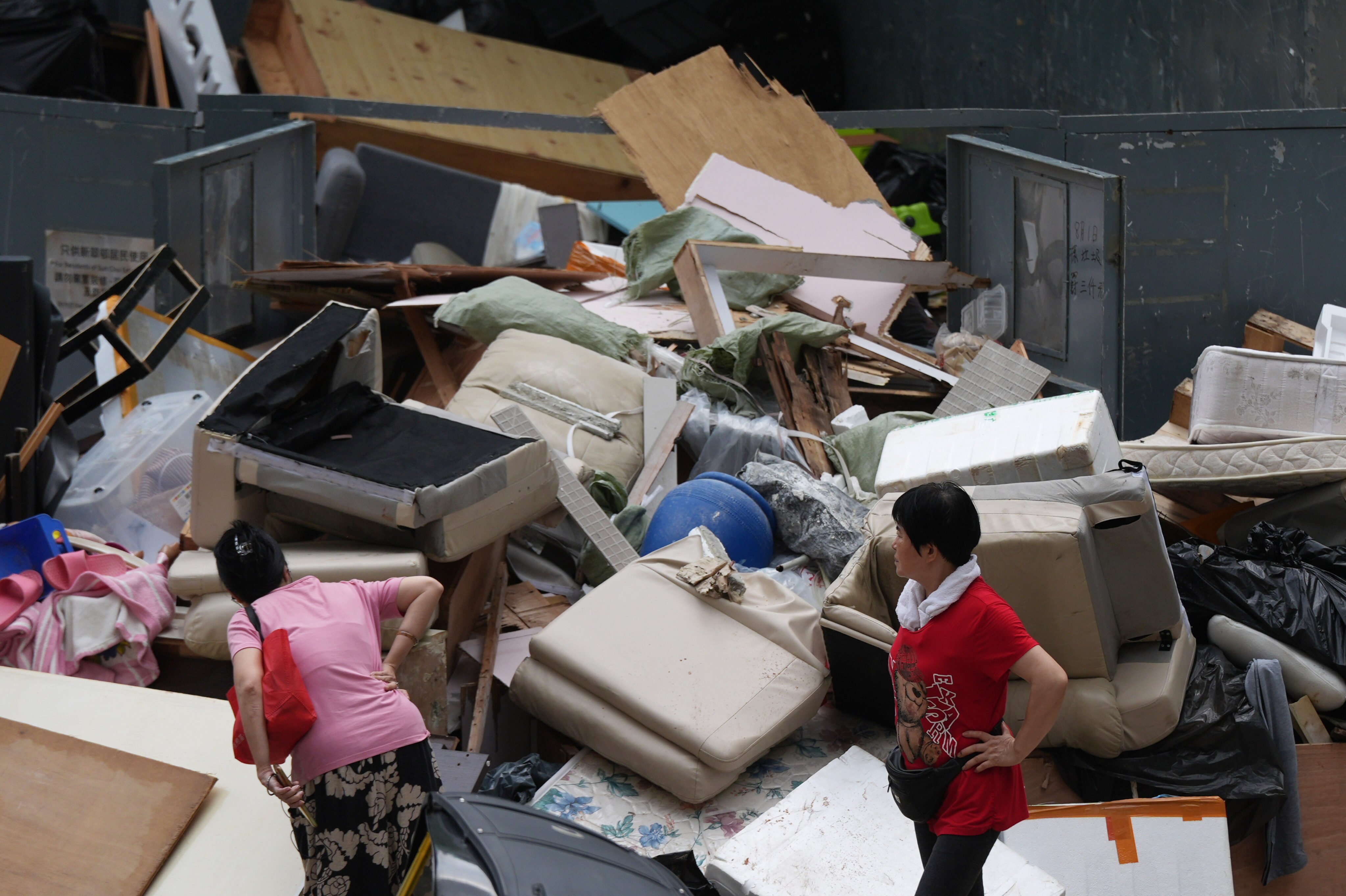 Residents and cleaners dispose of household waste at Sun Tsui Estate in Tai Wan on May 27. Photo: Eugene Lee