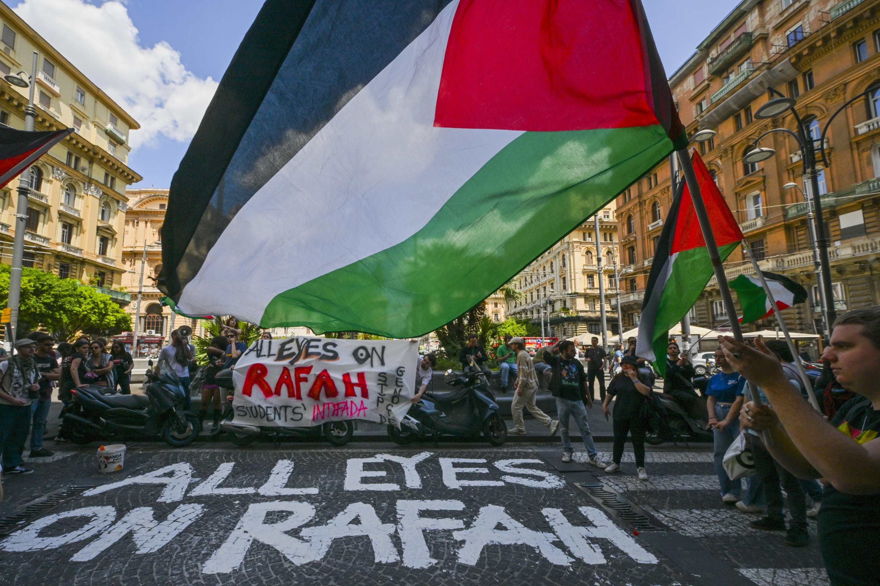 Members of the Student Network for Palestine protest outside the headquarters of an Israeli shipping and logistics company, in Naples, Italy, on May 10. Photo: EPA-EFE