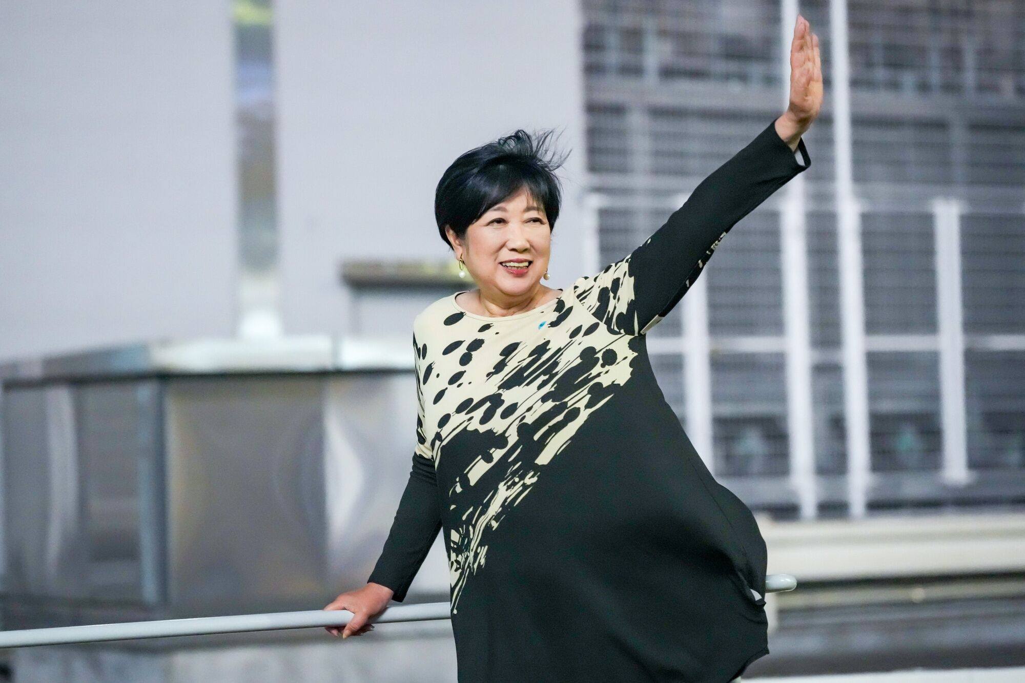Yuriko Koike, governor of Tokyo, waves during the “Ginza Sky Walk” in Tokyo, Japan, on May 4. Photo: Bloomberg