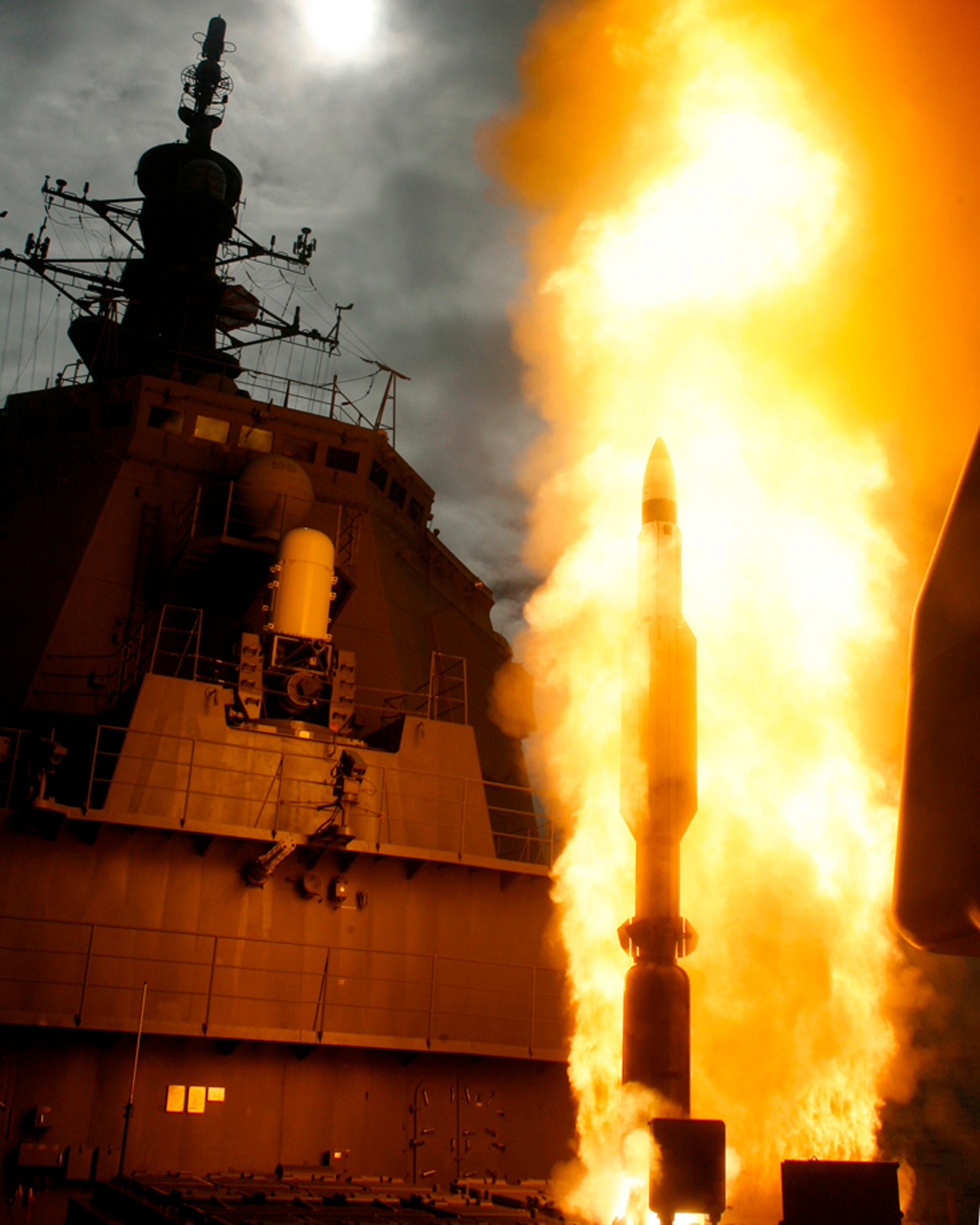 A missile is launched from the Japanese Aegis destroyer JS Kongo off Kauai, Hawaii in 2007. Photo: AP