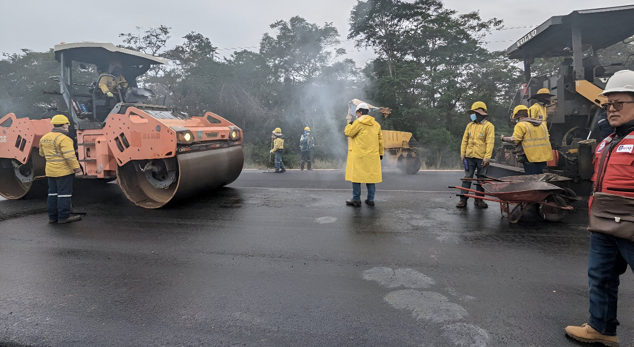 Workers renovate and expand a highway linking San Jose de Chiquitos and San Ignacio de Velasco in Bolivia. Photo: World Bank