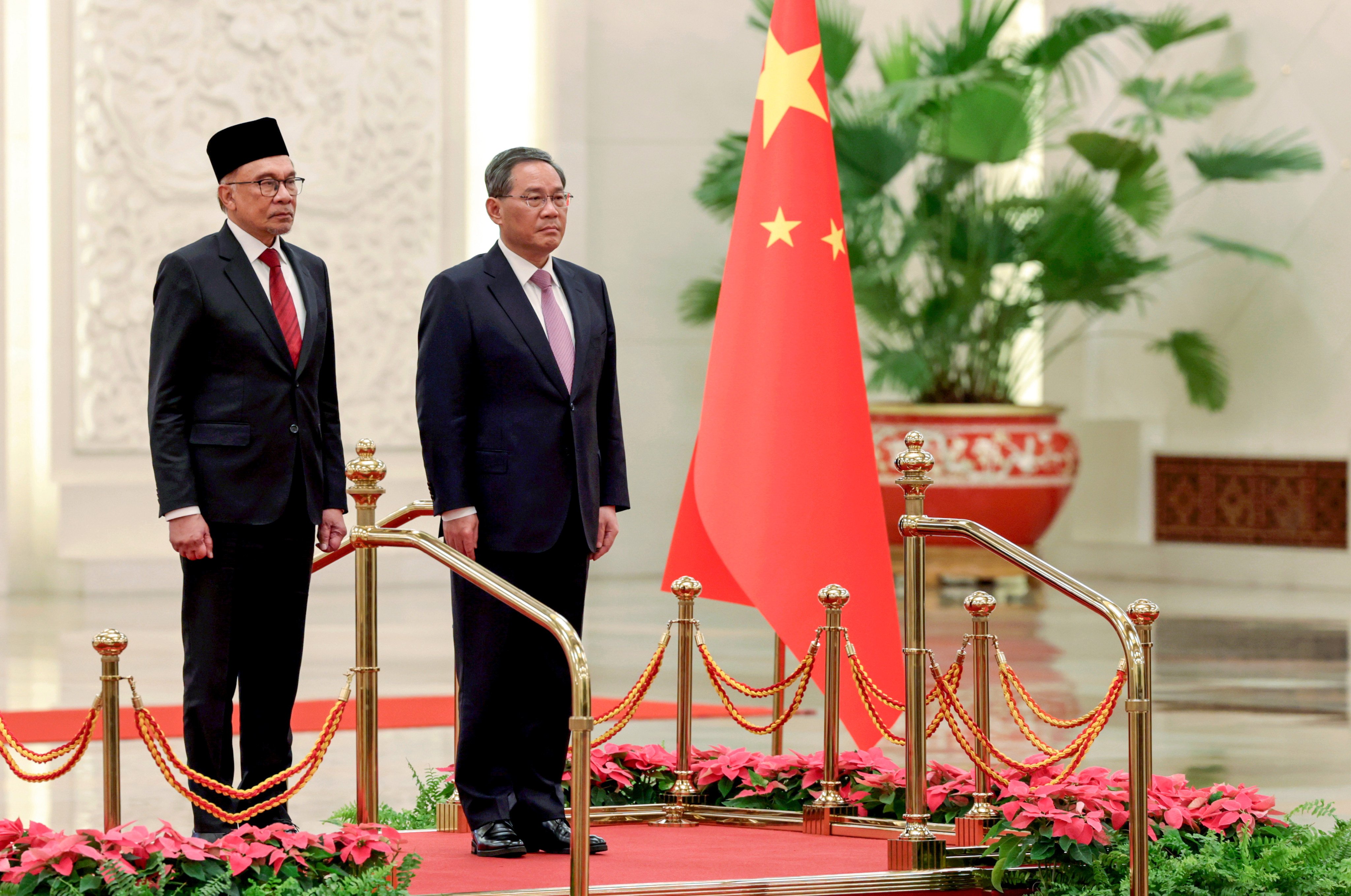 Chinese Premier Li Qiang (right) receives Malaysian Prime Minister Anwar Ibrahim in Beijing with an official welcoming ceremony in April last year. Photo: Bernama/dpa