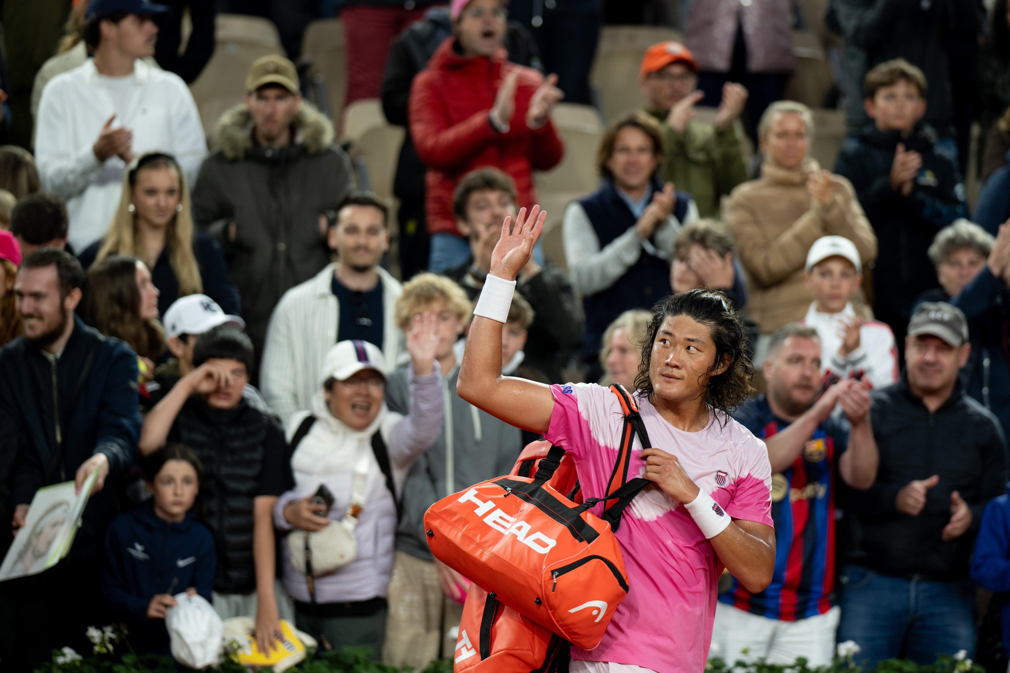Zhang Zhizhen waves to the crowd at Roland Garros following his defeat to Stefanos Tsitsipas. Photo: Xinhua