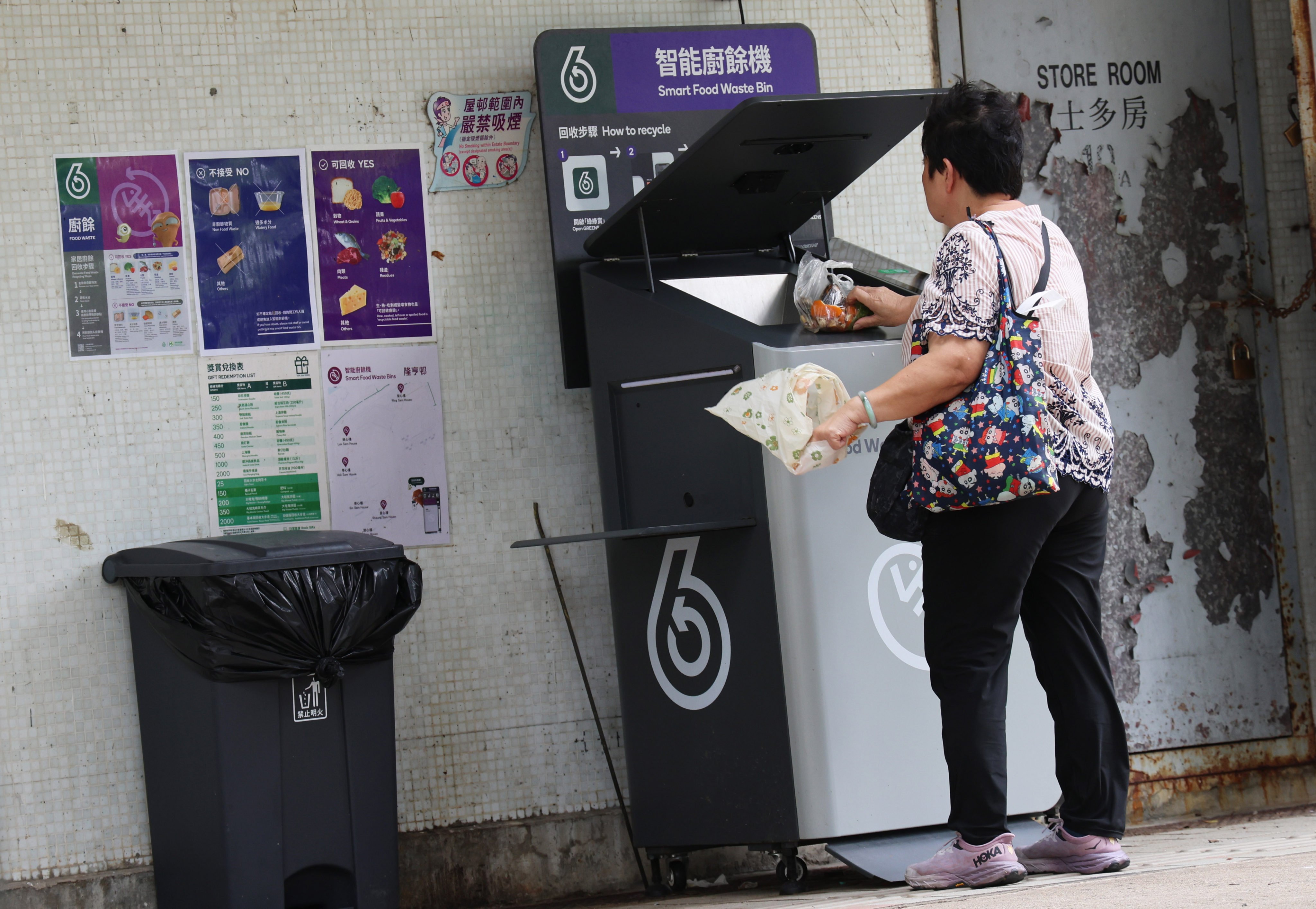 A resident uses a food-waste machine to recycle scraps at Lung Hang Estate, Sha Tin. Photo: Jelly Tse