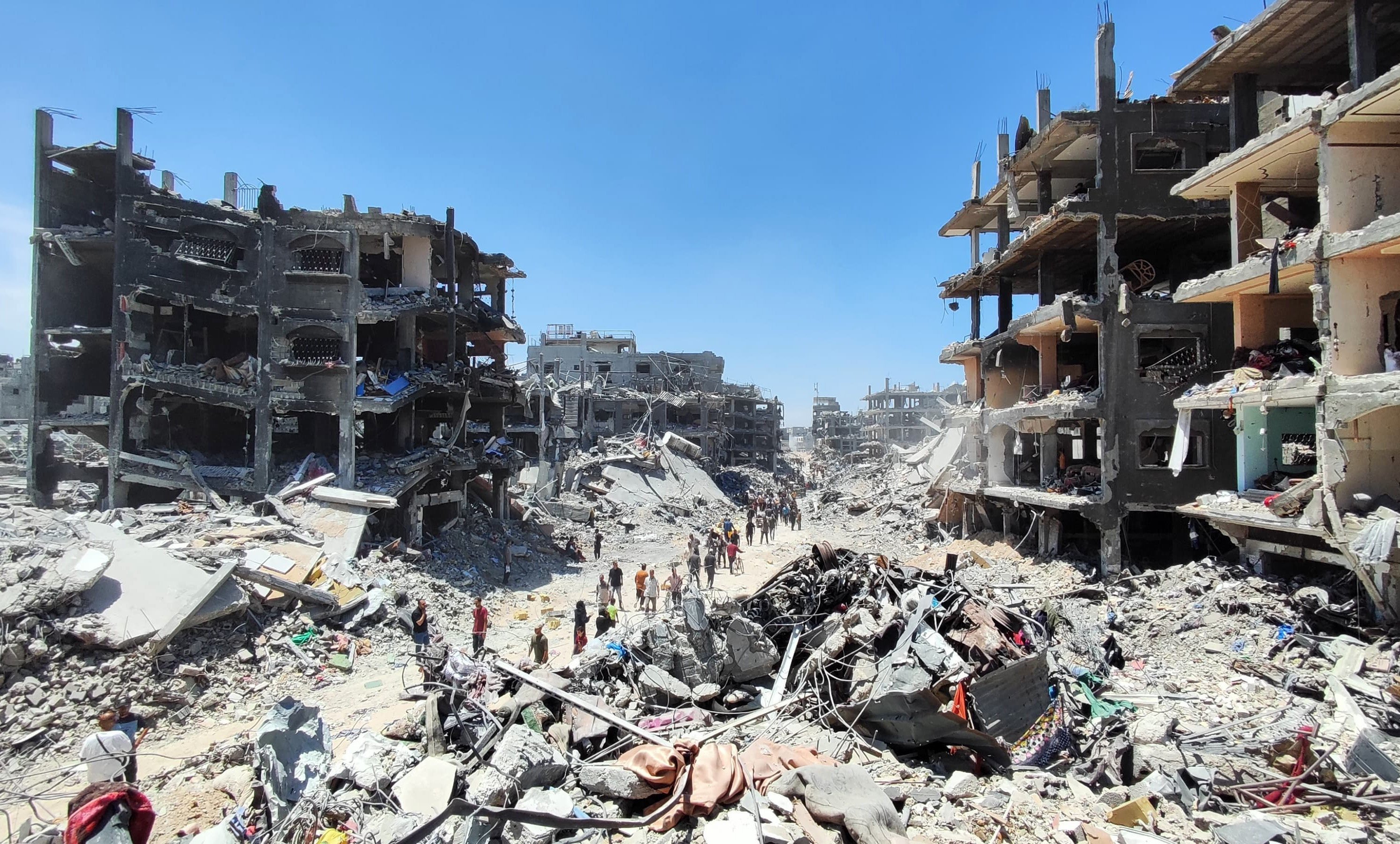 Palestinians attempt to return to their homes on Friday following the withdrawal of the Israeli army from the Jabalia area in the northern Gaza Strip. Photo: dpa