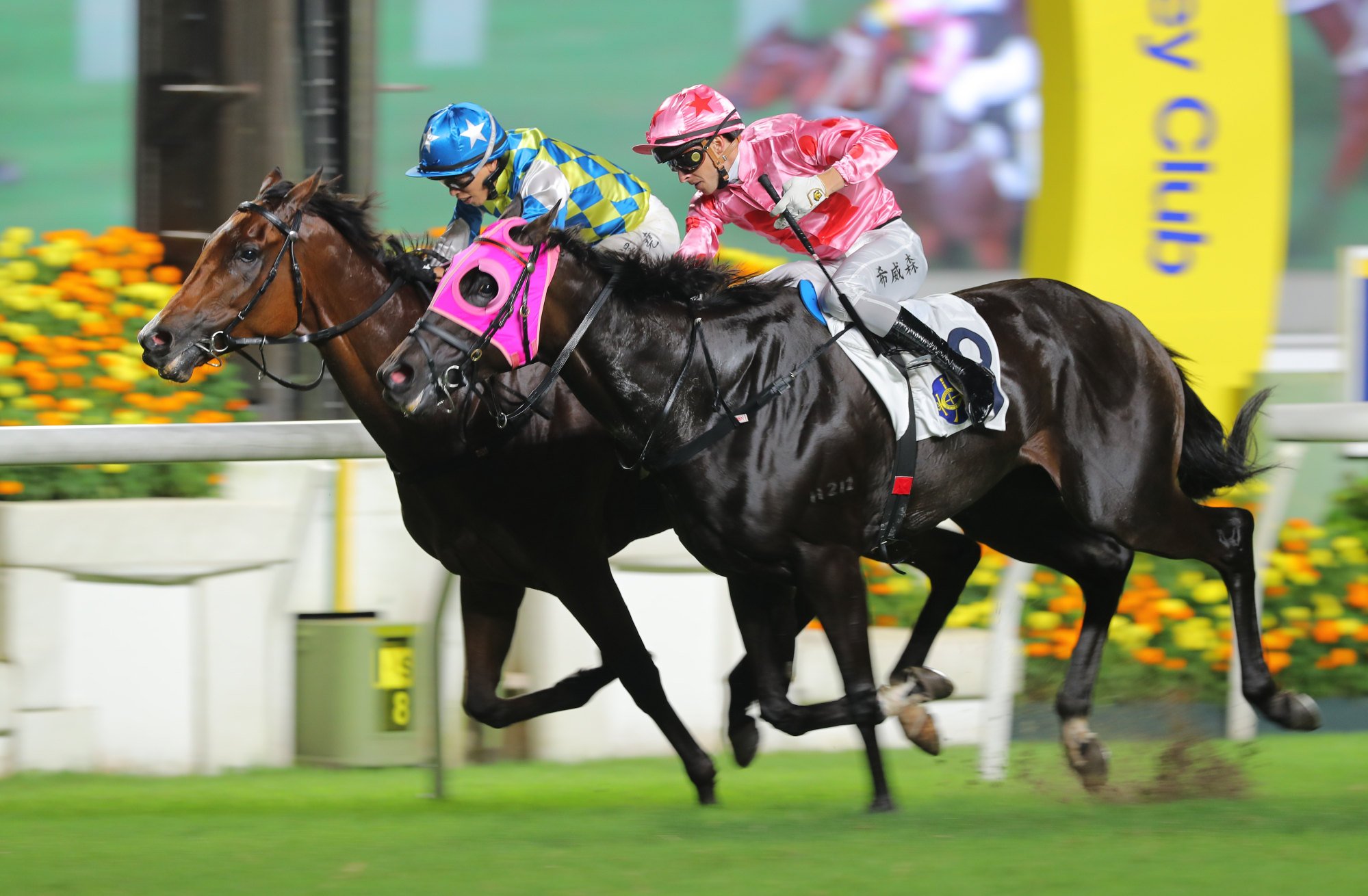 Galaxy Patch (inside) grabs Chancheng Glory on the line.