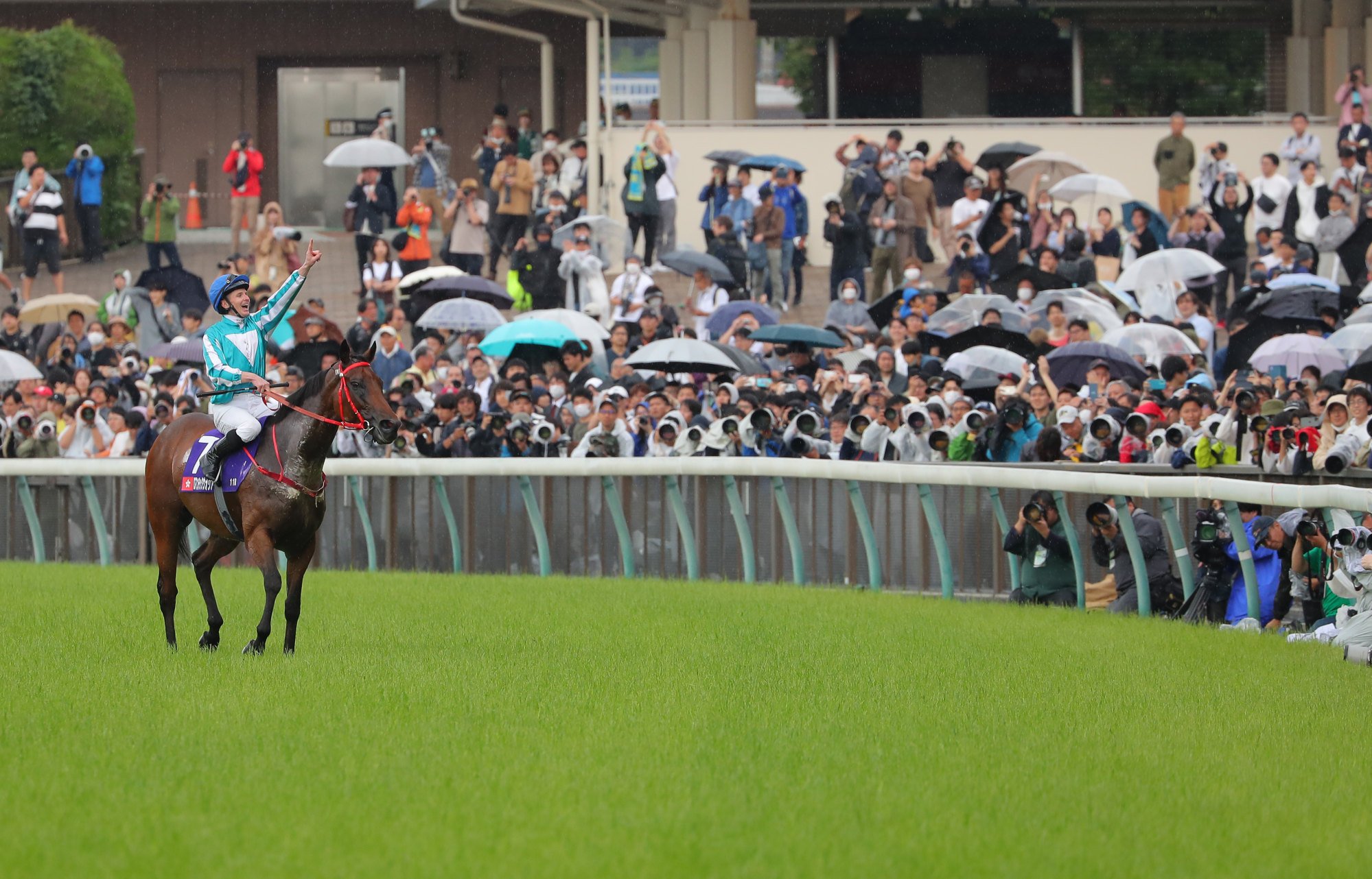 James McDonald salutes the Tokyo crowd.