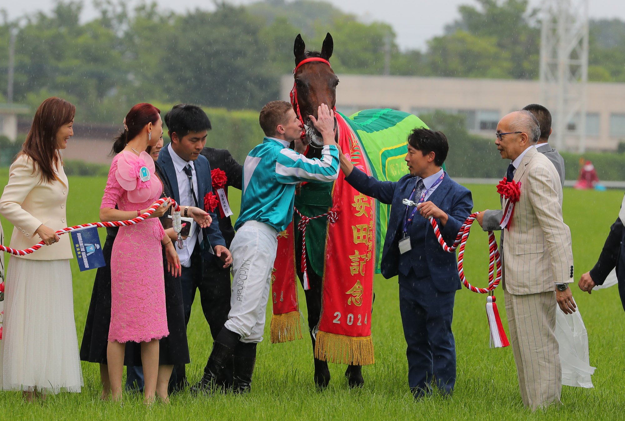 James McDonald kisses Romantic Warrior after the Yasuda Kinen.