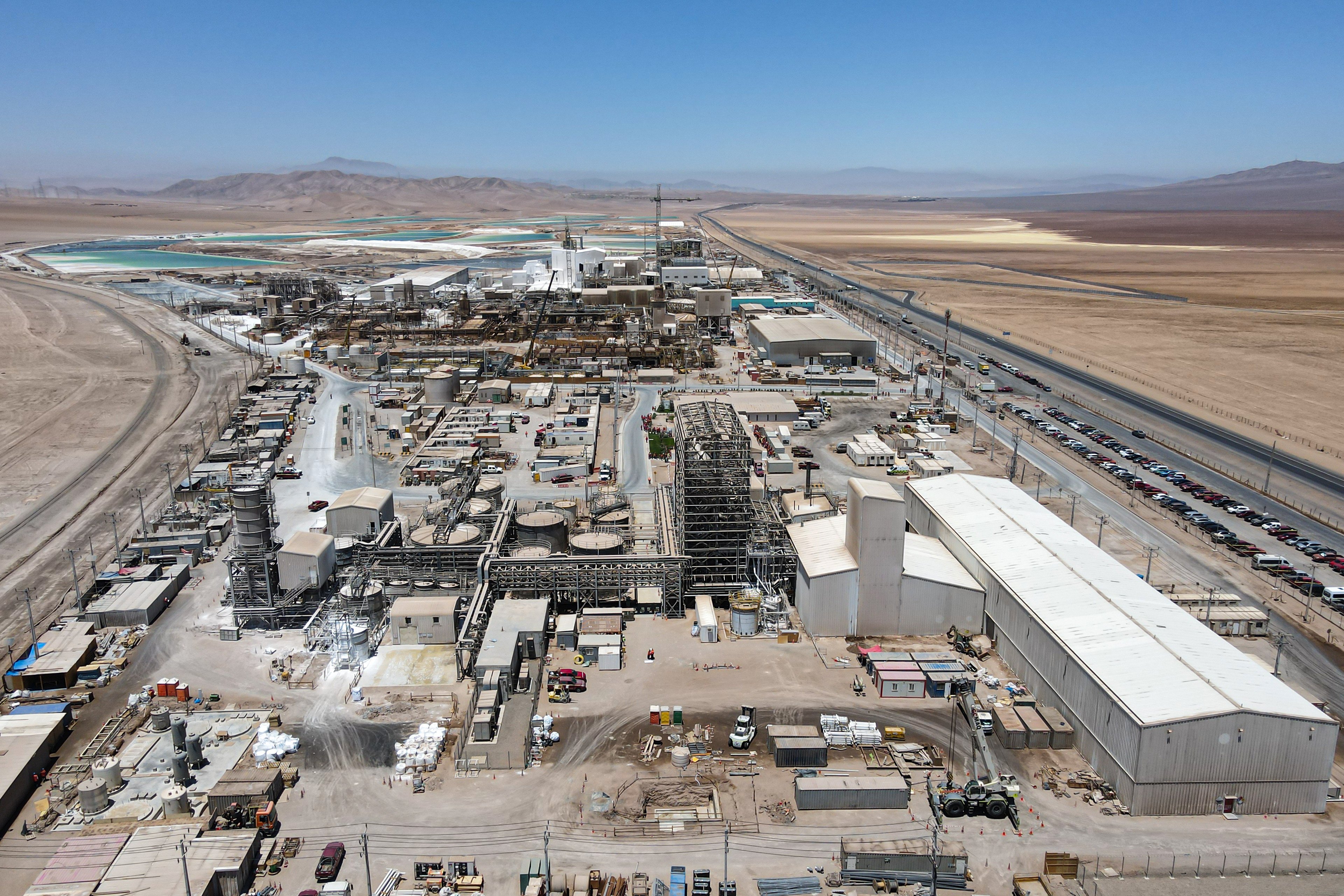 View of the plant of the Chilean company SQM, where lithium mined from the Atacama Desert is processed into lithium hydroxide and lithium carbonate. Photo: DPA