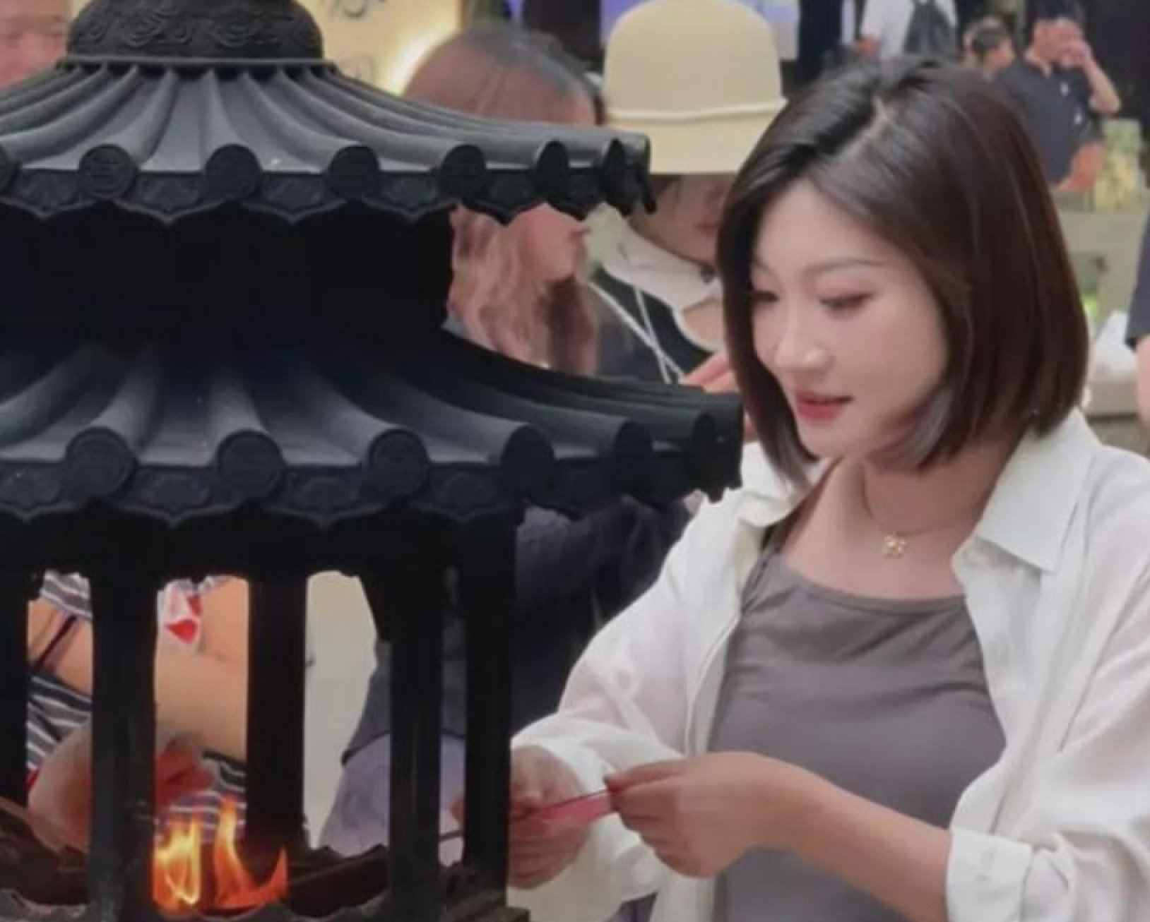 Wang makes offerings at a Buddhist temple, she has described her pregnancy as a “miracle”. Photo: cqnews.net