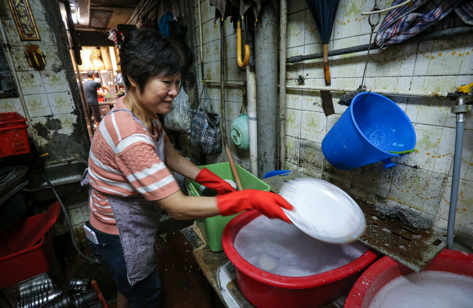A monthly water bill for Hong Kong-style cafes, or cha chaan tengs, is around HK$1,000, industry leader Simon Wong says. Photo: Dickson Lee