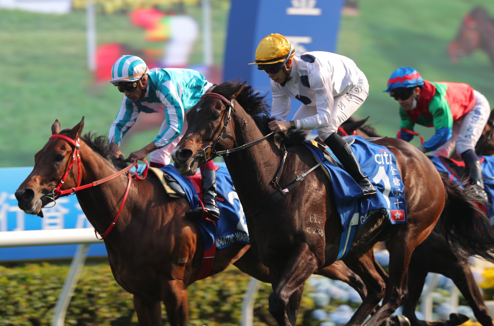 Golden Sixty (outside) edges Romantic Warrior to win the 2023 Gold Cup.