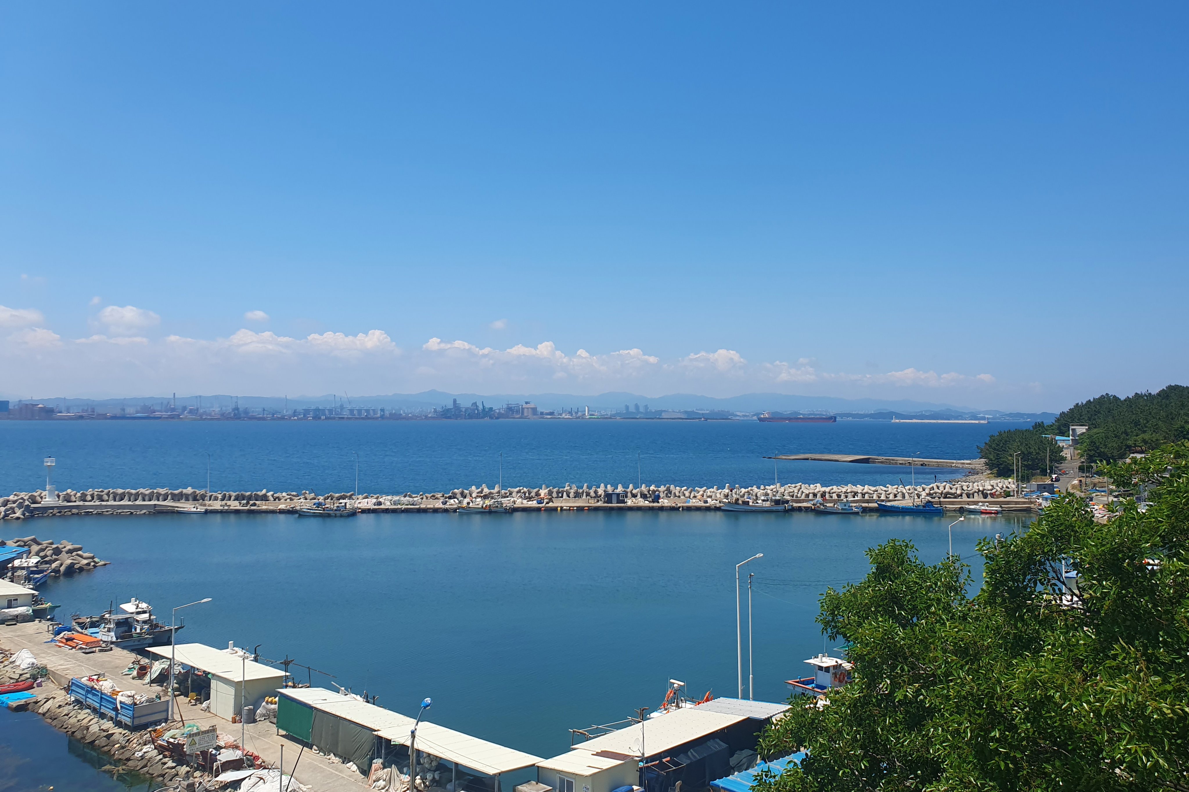 The sea off Yeongil Bay in Pohang, South Korea, 
on Monday. The sea area could hold up to 14 billion barrels of oil and gas, an amount that could meet South Korea’s gas demands for 29 years and oil demands for four years. Photo: EPA-EFE/Yonhap