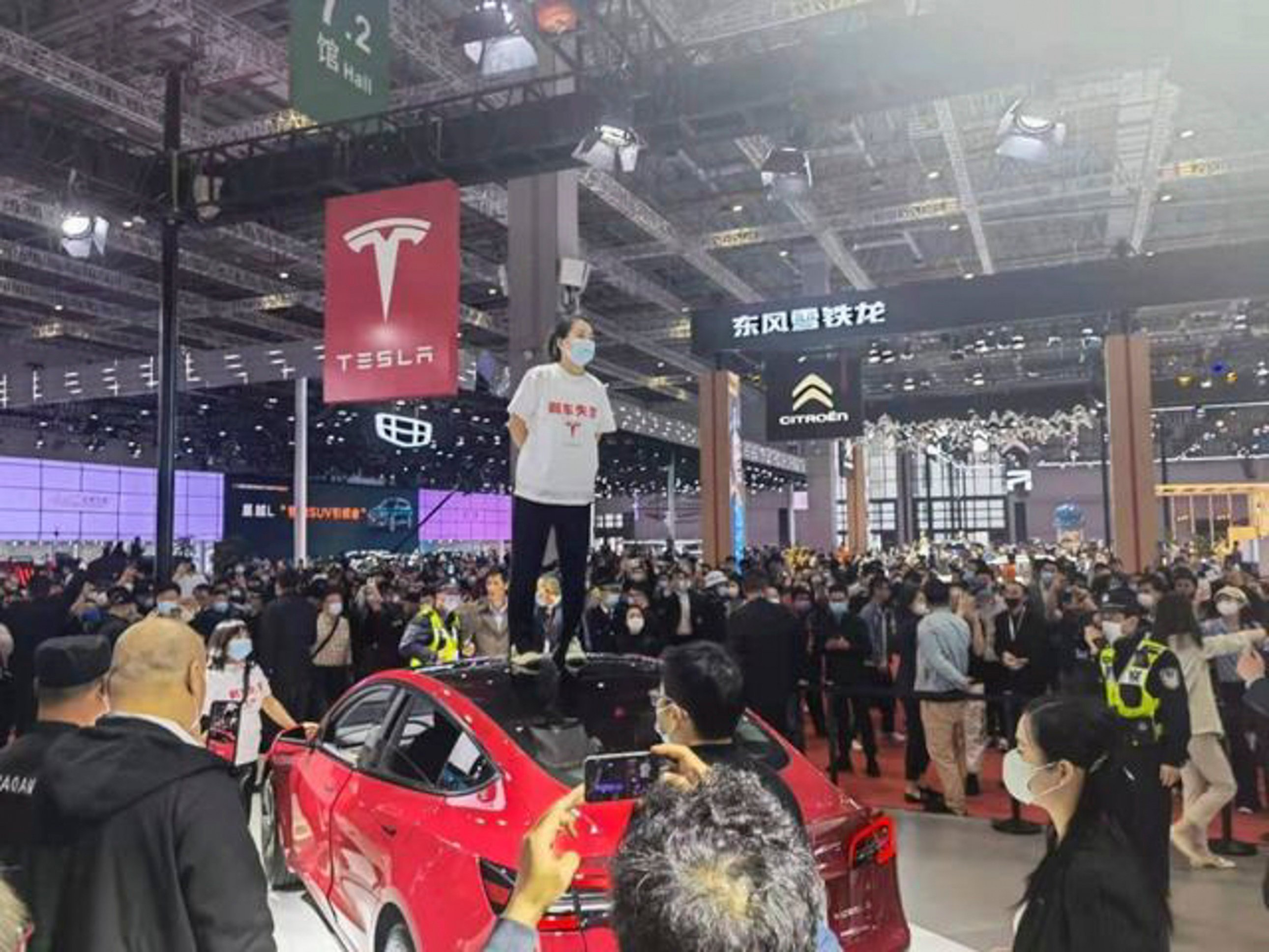 Image showing a woman protesting against Tesla at the 2021 Shanghai Auto Show. Photo: Handout