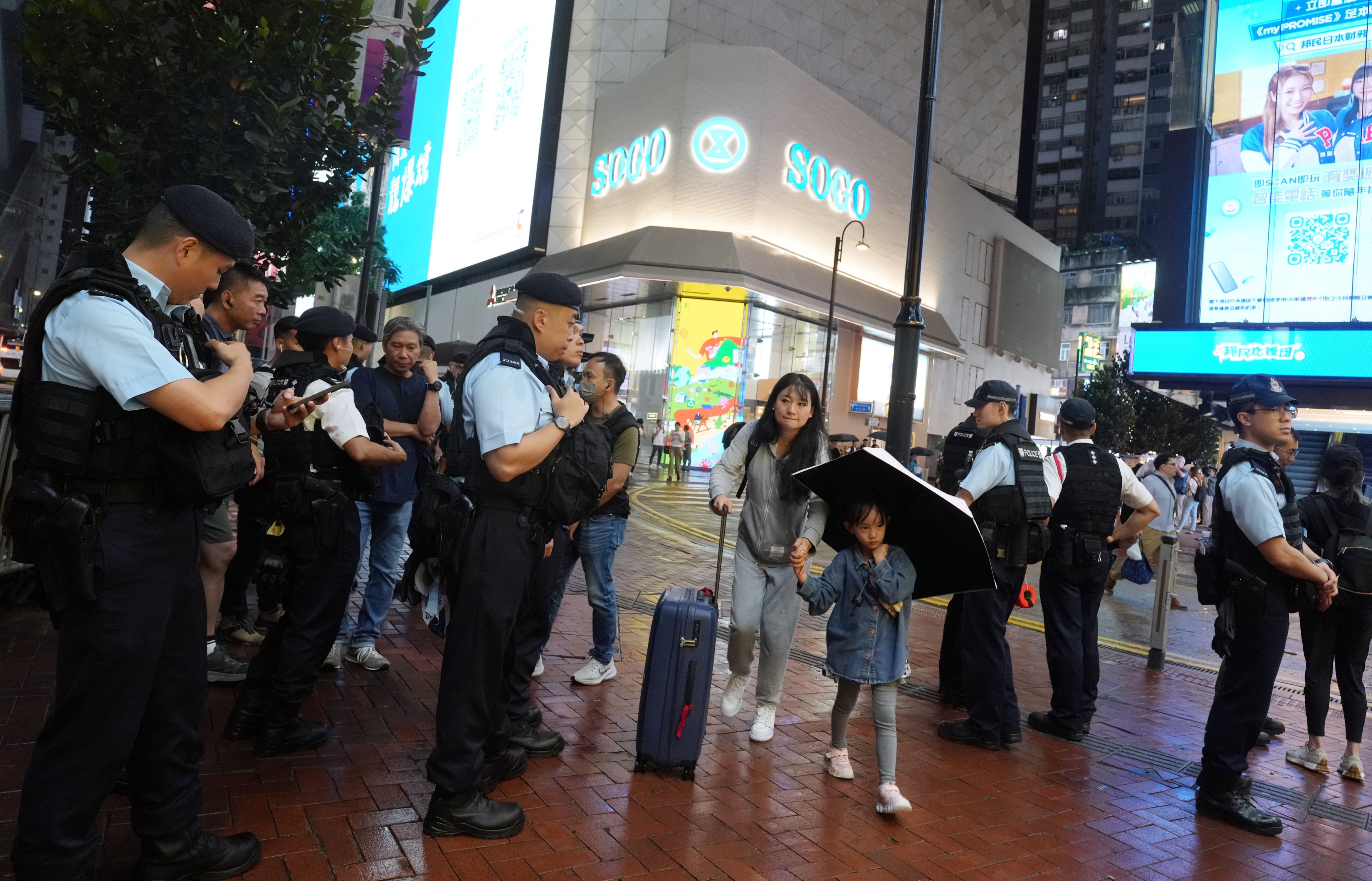 Police officers were out in force in Causeway Bay on Monday evening. Photo: Sam Tsang
