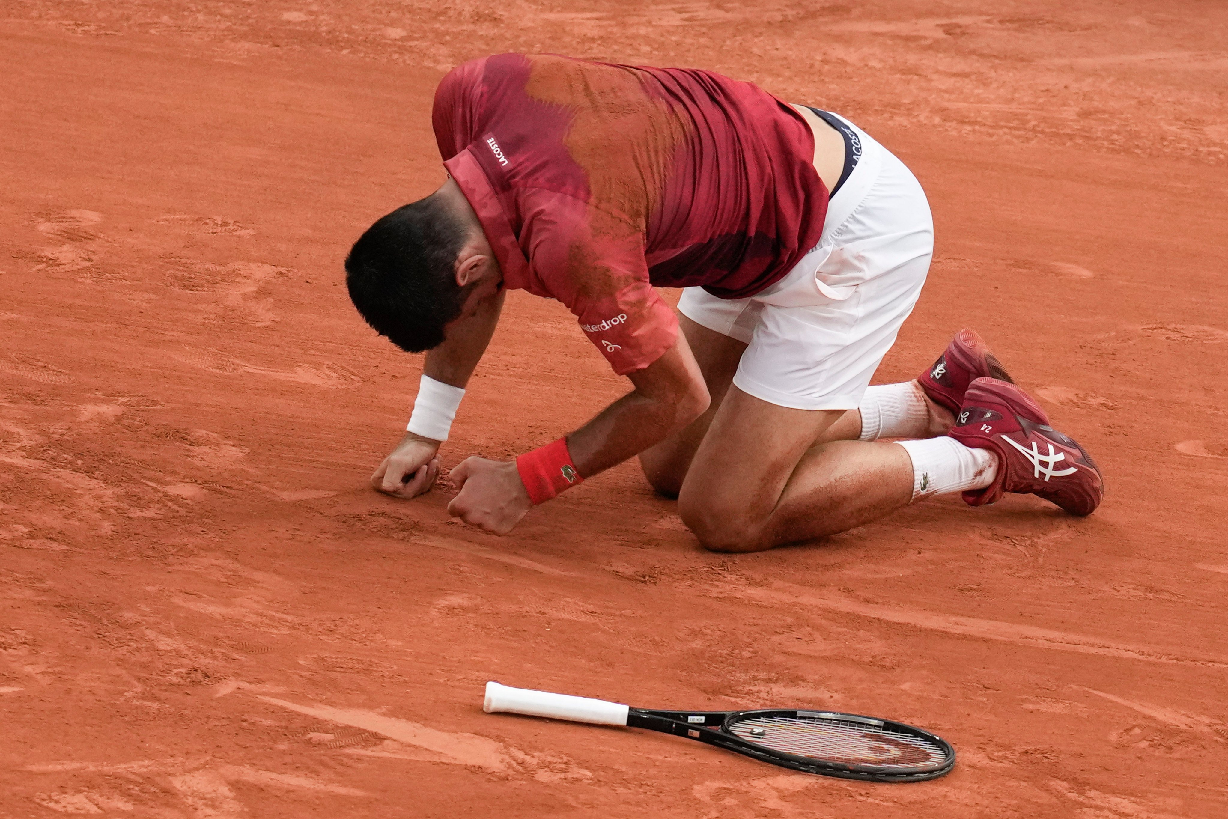 Serbia’s Novak Djokovic withdrew from the French Open with an injured right knee on Tuesday, ending his title defense and meaning he will relinquish the No. 1 ranking. Photo: AP