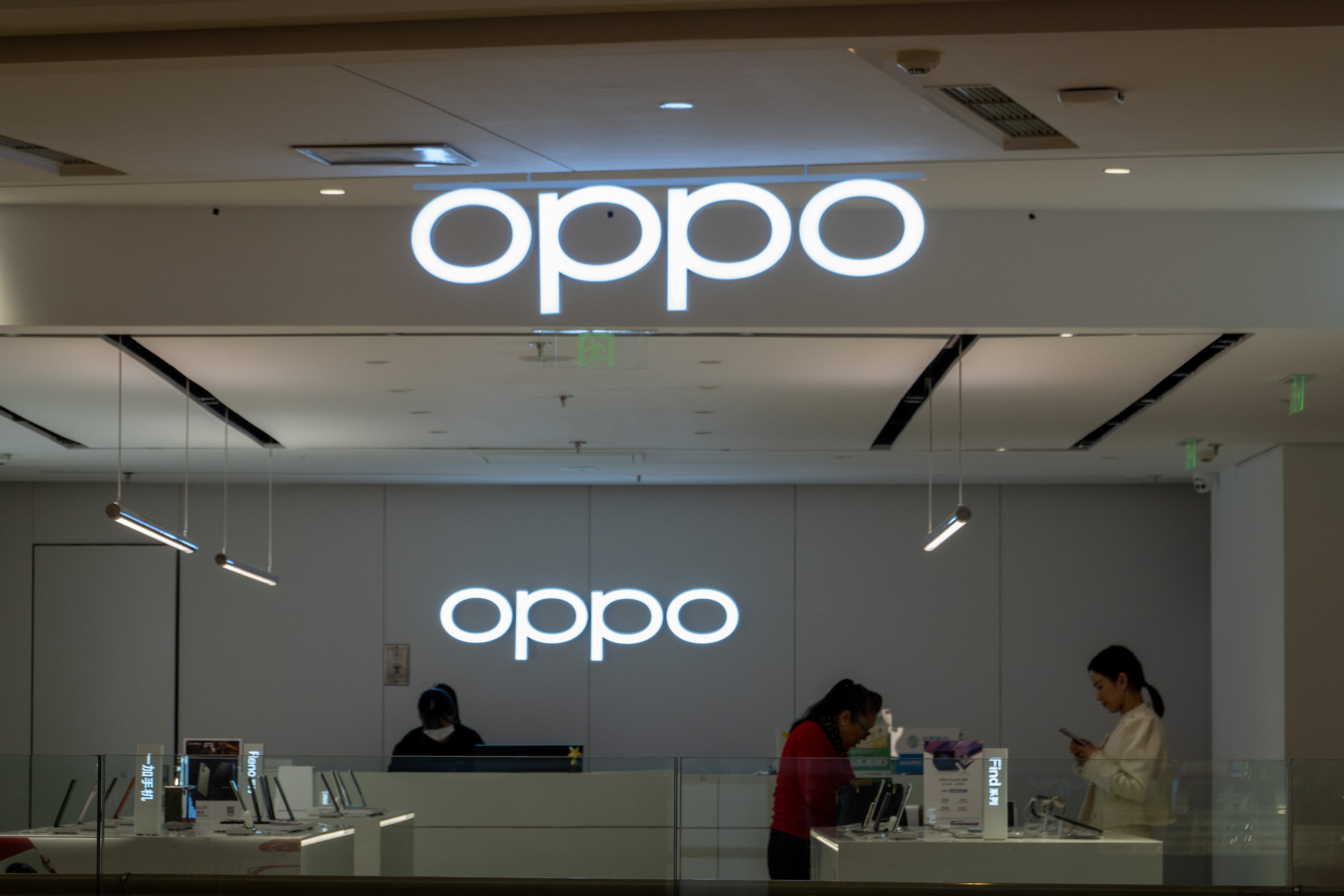 Customers at an Oppo store in Shanghai, China, March 15, 2023. Photo: CFOTO/Future Publishing via Getty Images