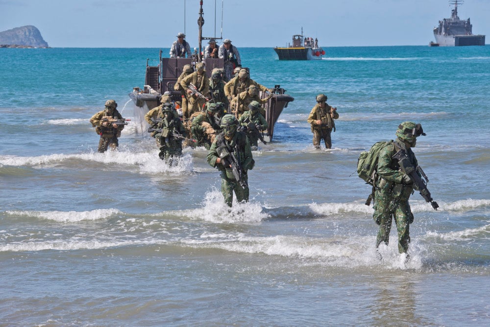Australian Army soldiers and Singapore Army soldiers take part in a training exercise in November 2014. On Tuesday, Australia’s military said it would recruit foreigners to help boost troop numbers. Photo: Australian Department of Defence/File