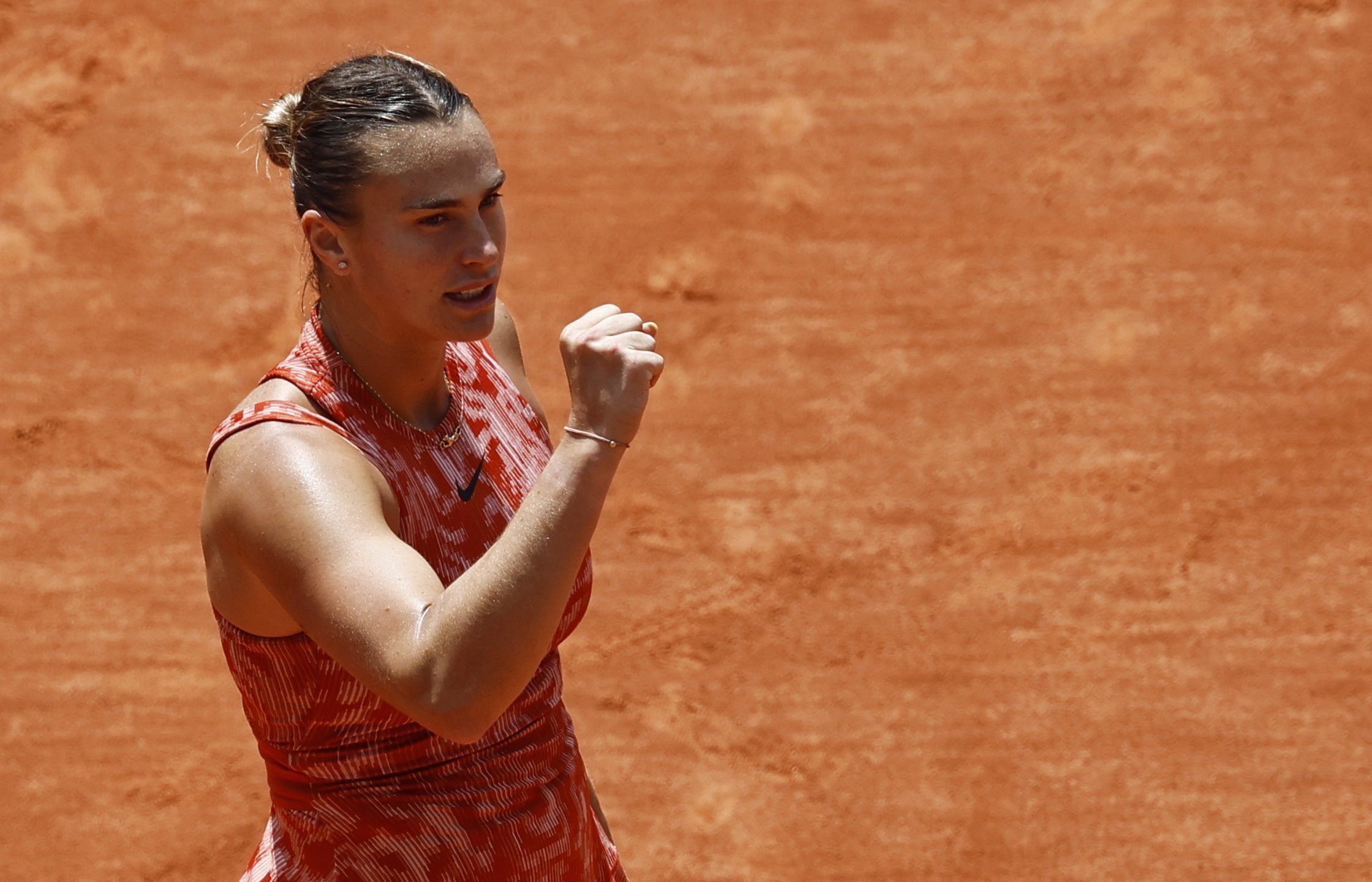 Aryna Sabalenka celebrates after overcoming Emma Navarro in the French Open round of 16. Photo: EPA