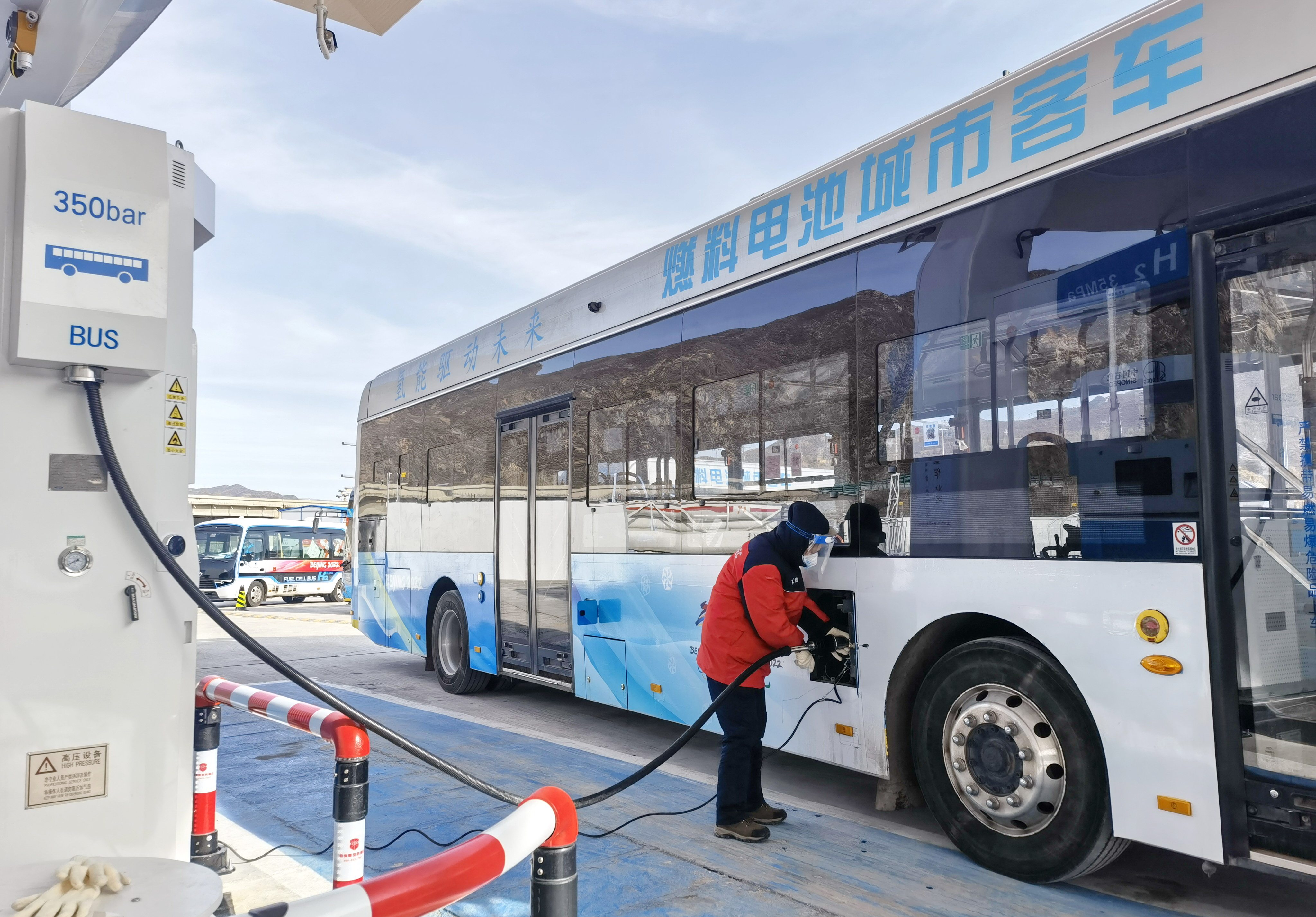 A staff member fills a hydrogen bus providing transport for the Beijing 2022 Winter Olympic Games at a Sinopec filling station in Zhangjiakou, in China’s northeastern Hebei province, on February 11, 2022. Photo: Getty Images