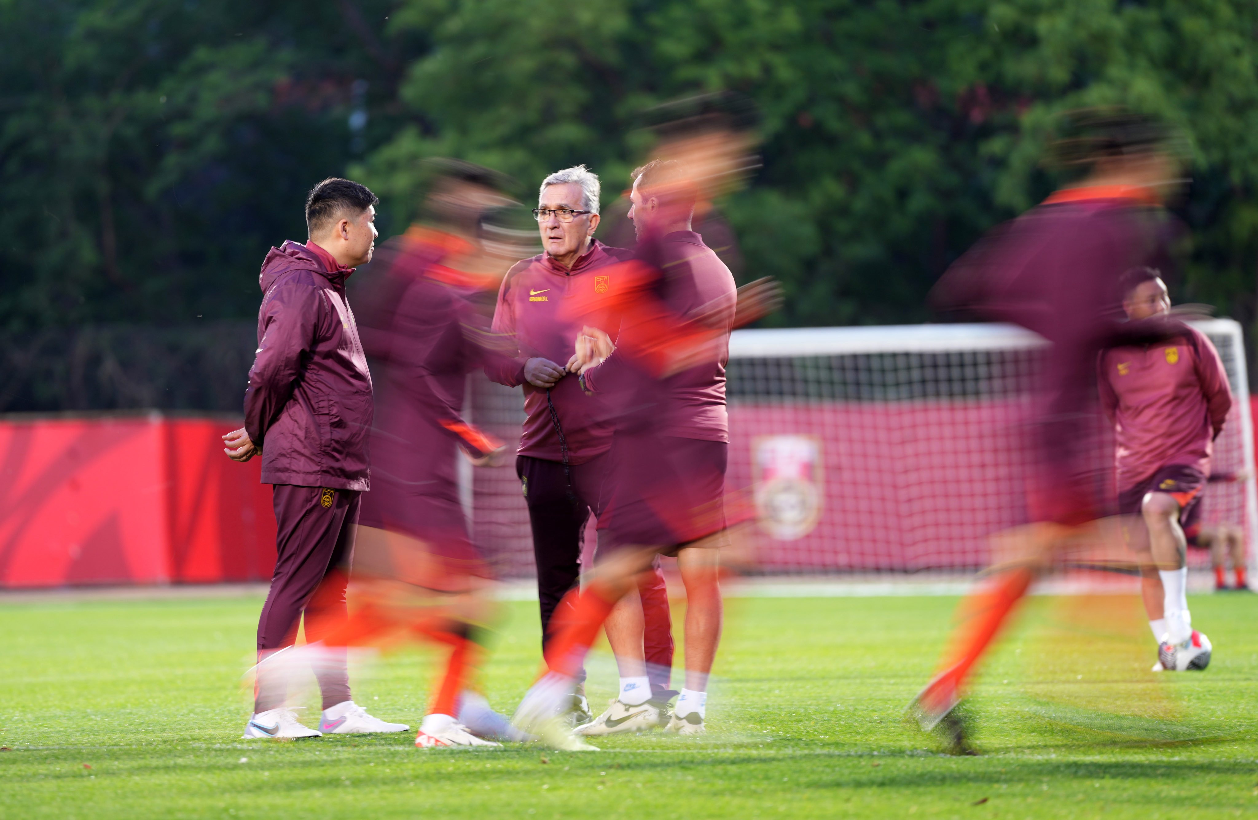 China head coach Branko Ivankovic (second from left) oversees a training session in preparation for the World Cup Asian zone qualifier against Thailand on Thursday. Photo: Xinhua