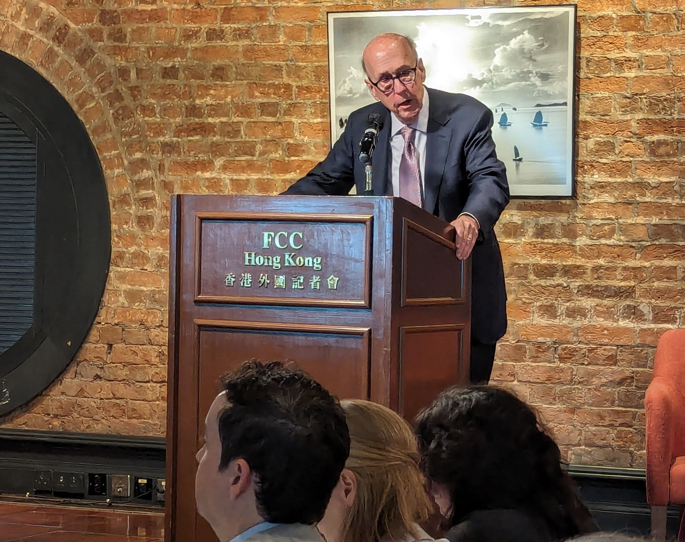 Stephen Roach, the former chairman of Morgan Stanley Asia, tells a gathering at the Foreign Correspondents’ Club that Hong Kong has to underline its special status to boost its economy. Photo: Kahon Chan