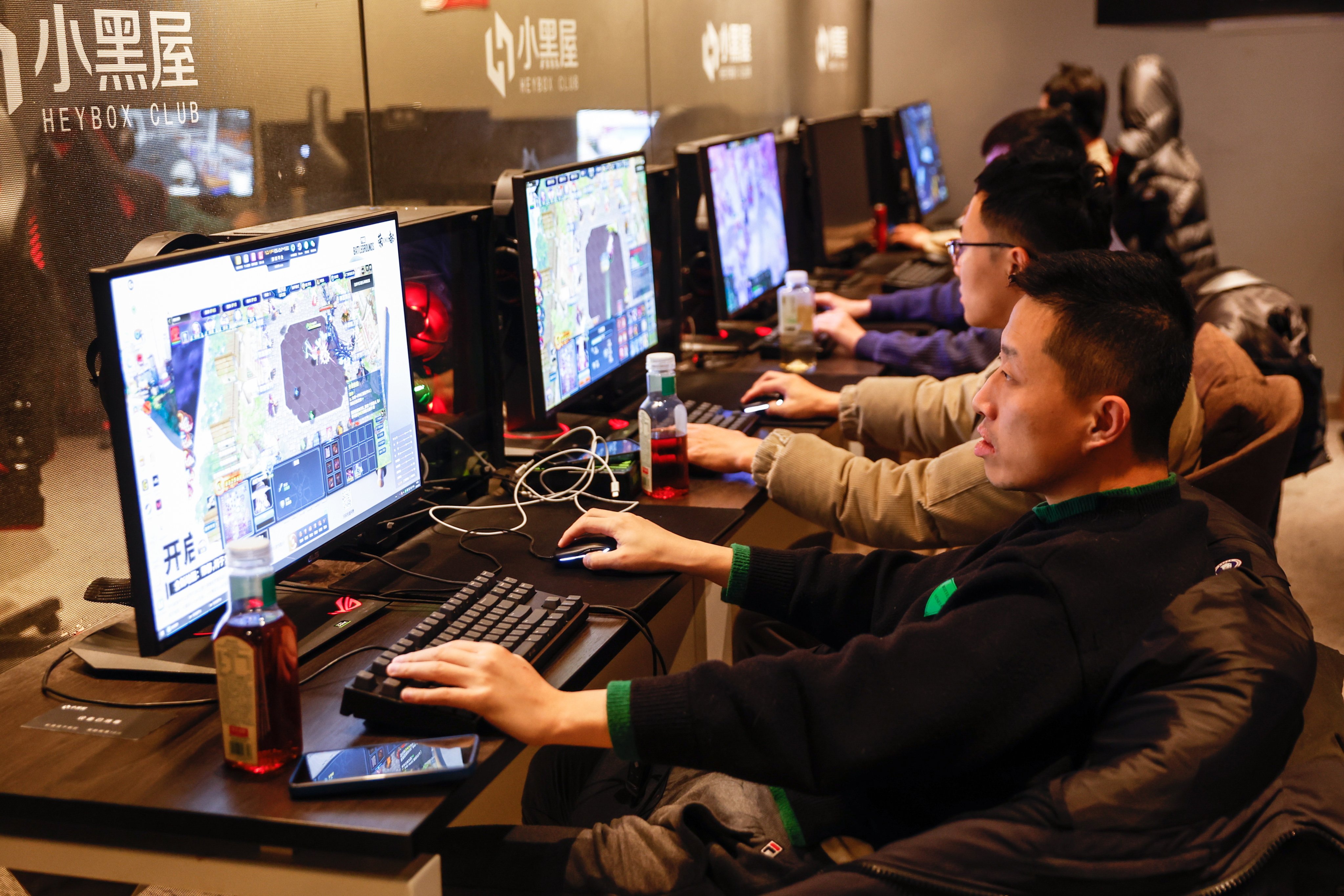 People play video games at an internet cafe in Beijing, China, January 8, 2024. Photo: EPA-EFE