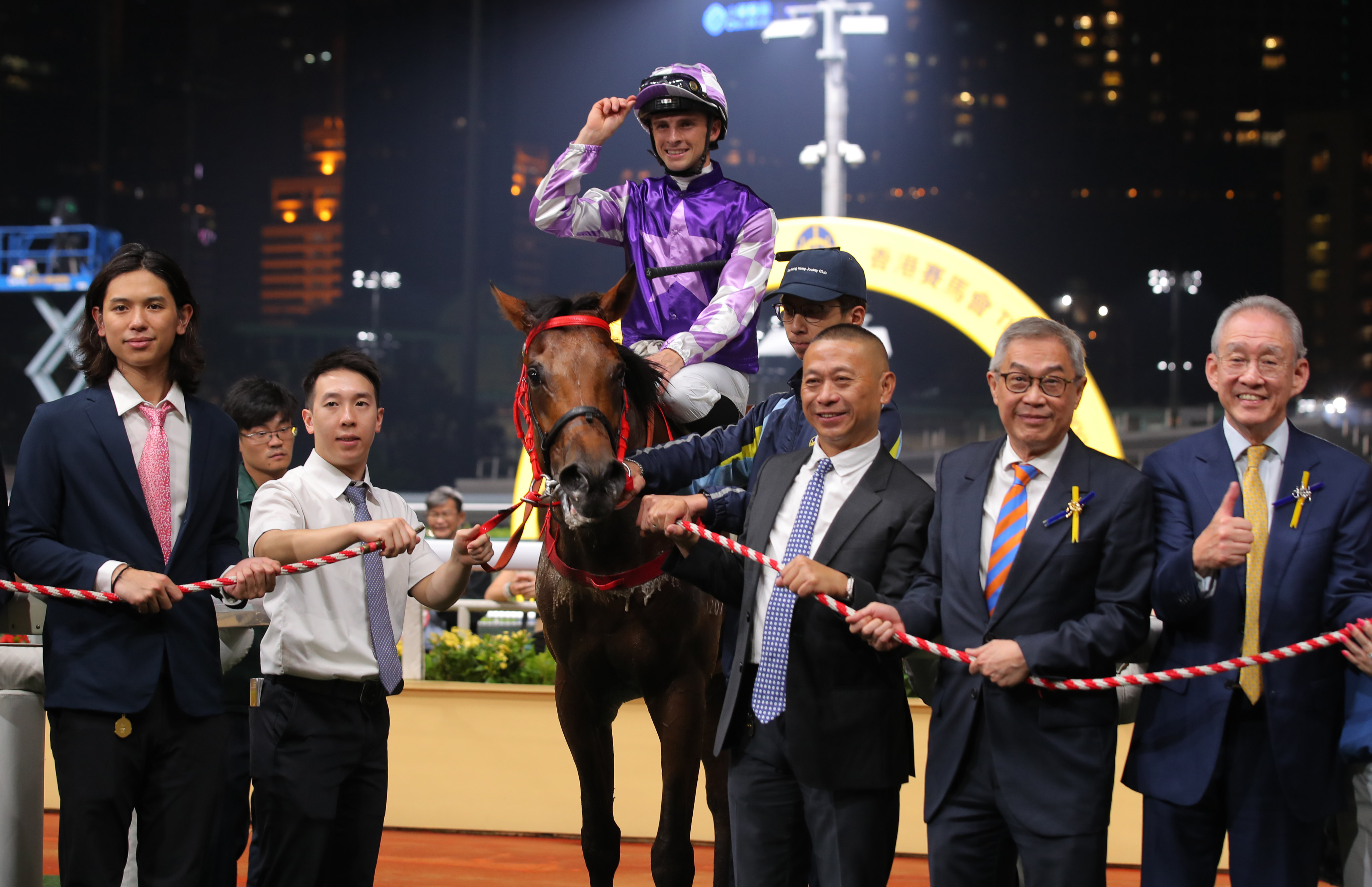 Danny Shum, Lyle Hewitson and connections of Helene Warrior celebrate the gelding’s Happy Valley win. Photos: Kenneth Chan