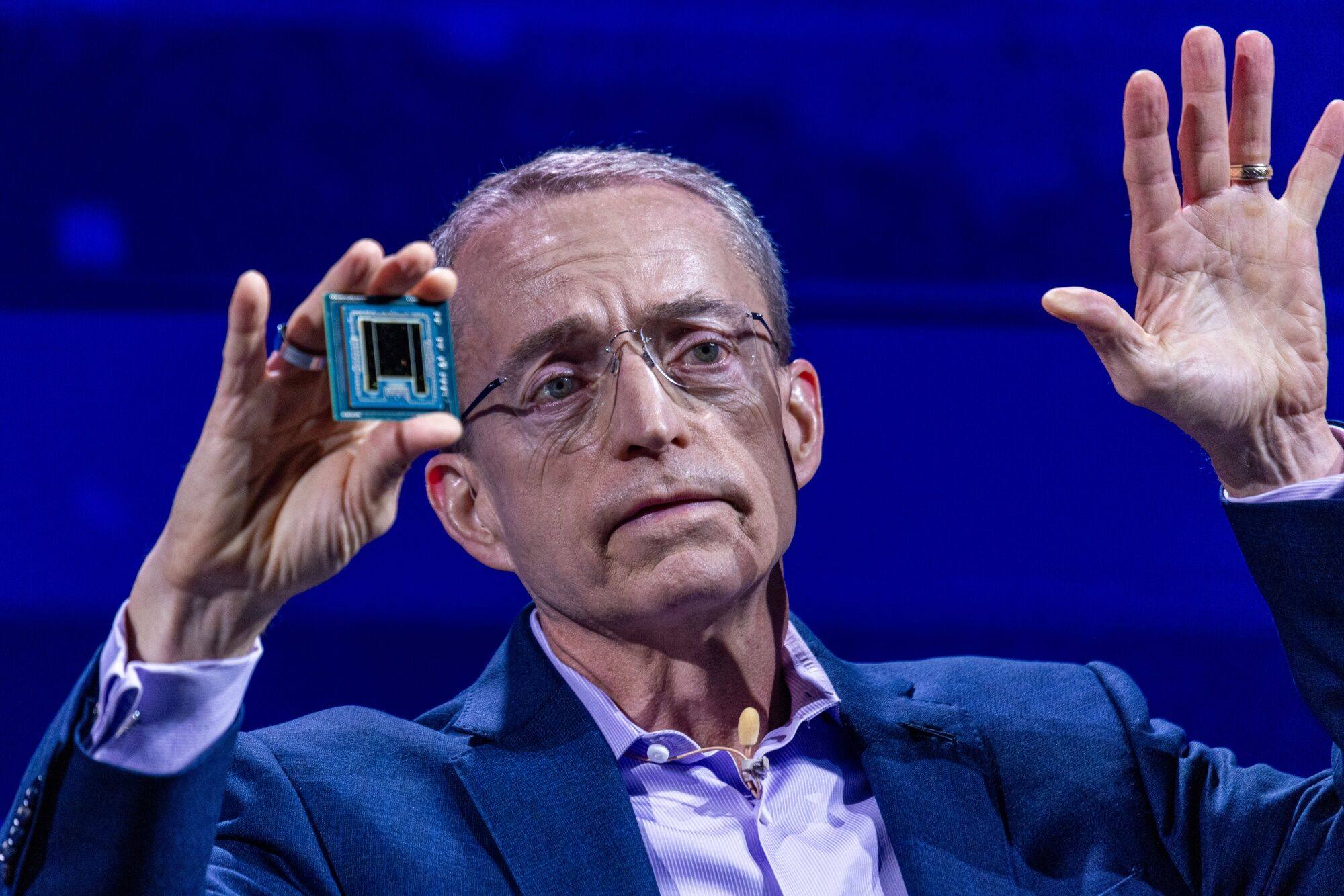 Intel CEO Pat Gelsinger held an AI processor during a speech at the Computex conference in Taipei. Photo: Bloomberg