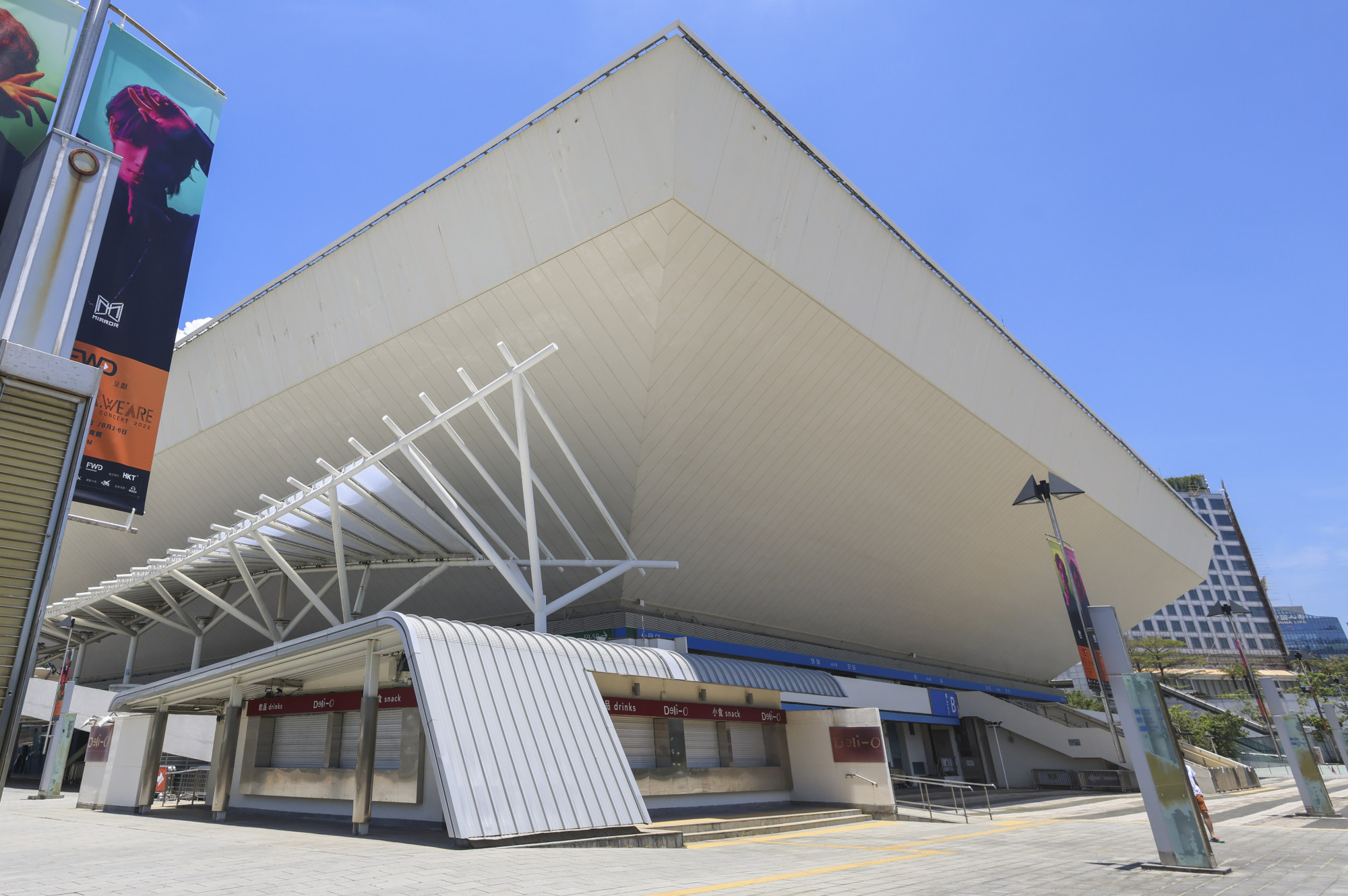 Smokers will no longer be allowed to light up while queuing outside the Hong Kong Coliseum. Photo: Dickson Lee Smokers will no longer be allowed to light up while queuing outside the Hong Kong Coliseum. Photo: Dickson Lee