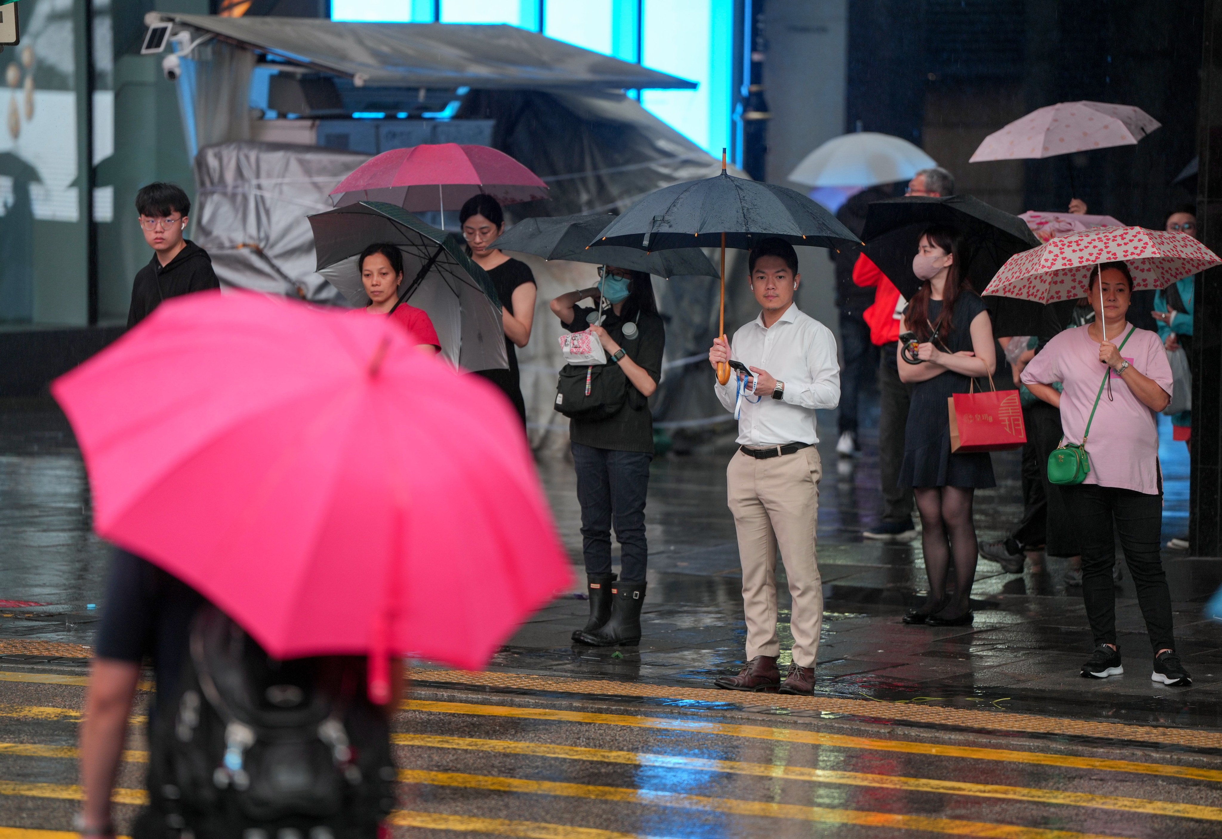 Commuters wait to cross a street in Central on October 9, 2023. Photo: Sam Tsang