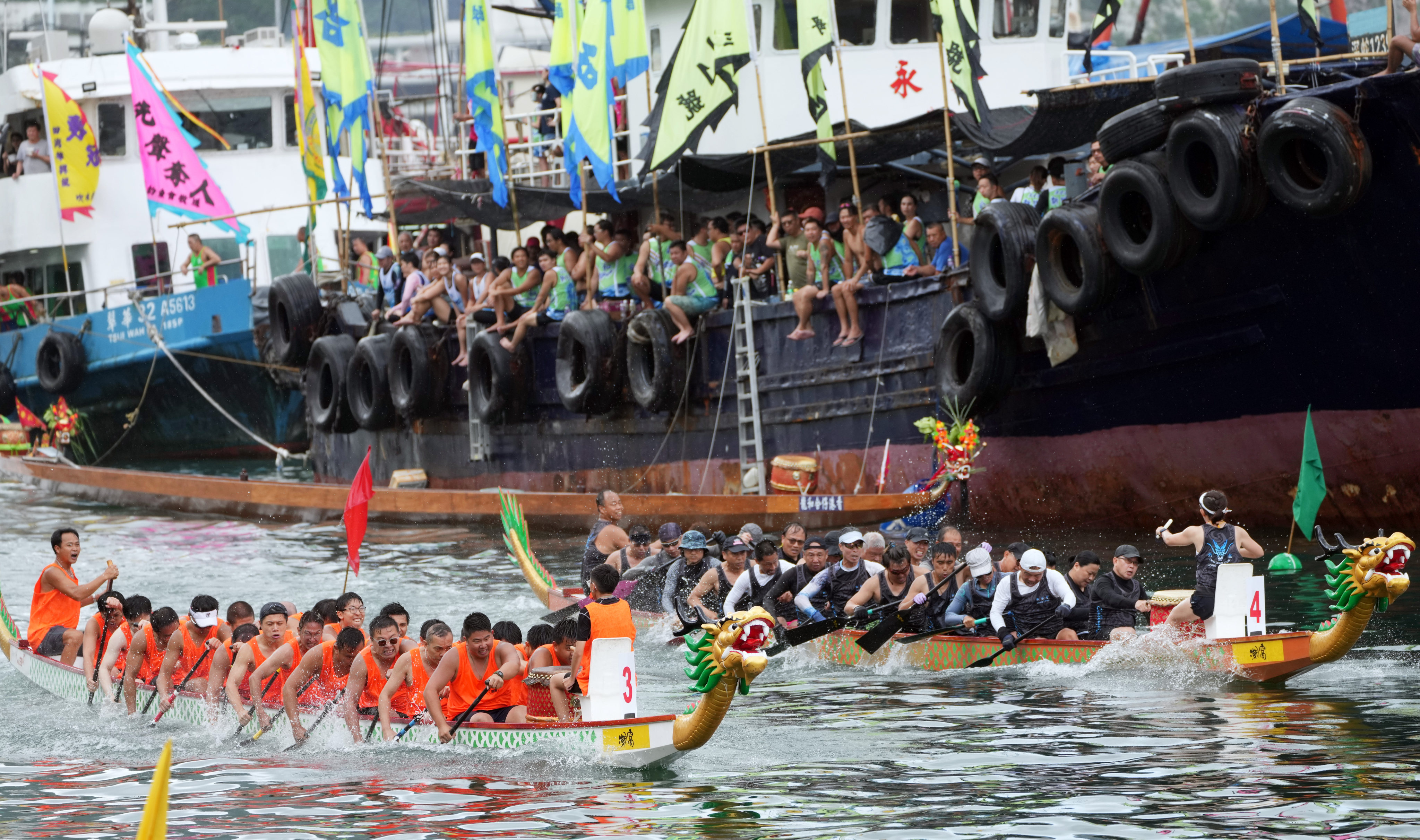 Participants take part in the dragon boat race in Aberdeen. Photo: Sam Tsang