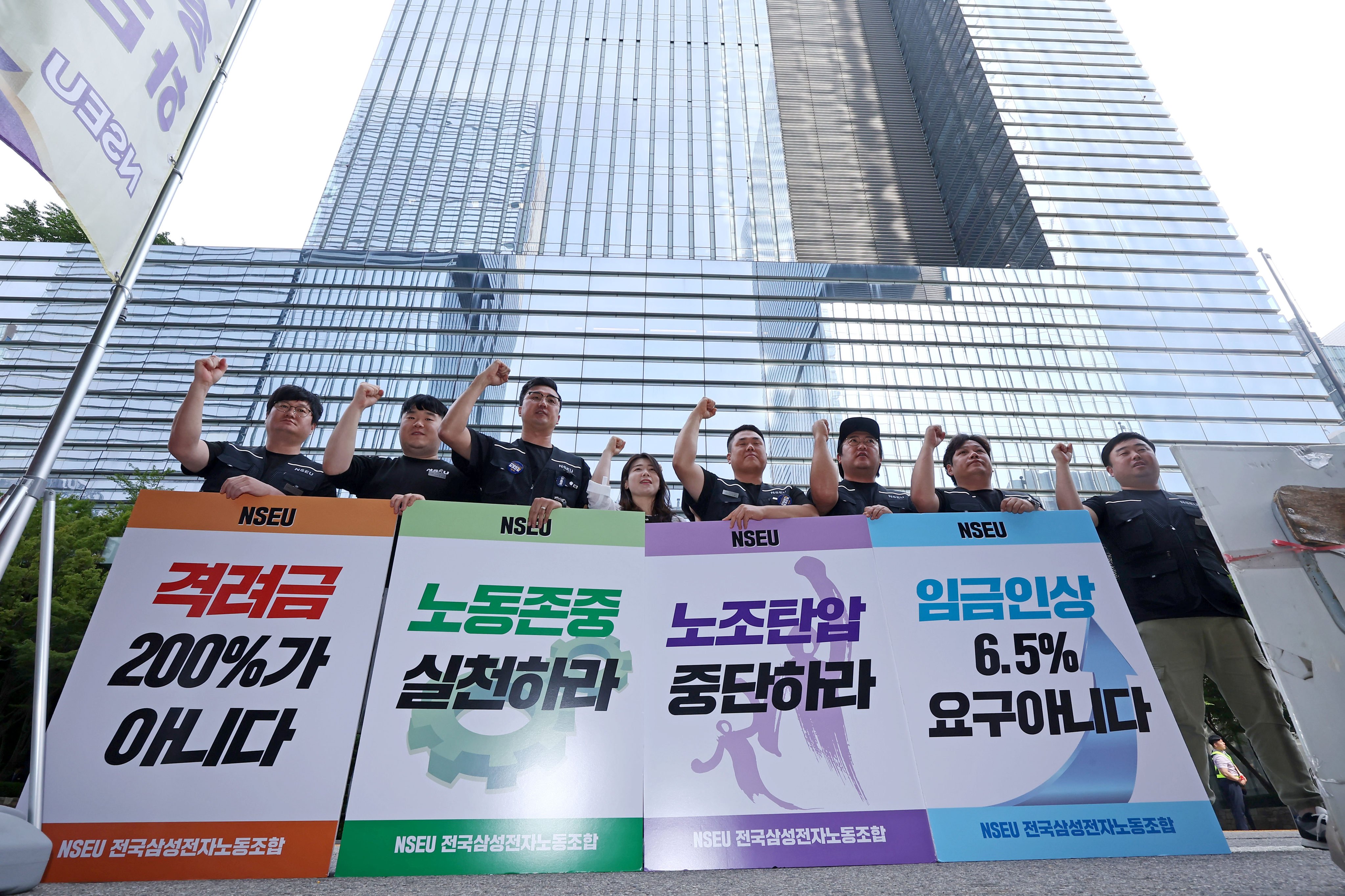 Members of Samsung Electronics’ union protest the tech giant’s alleged oppression of the company’s union in front of Samsung’s headquarters in Seoul. Photo: dpa