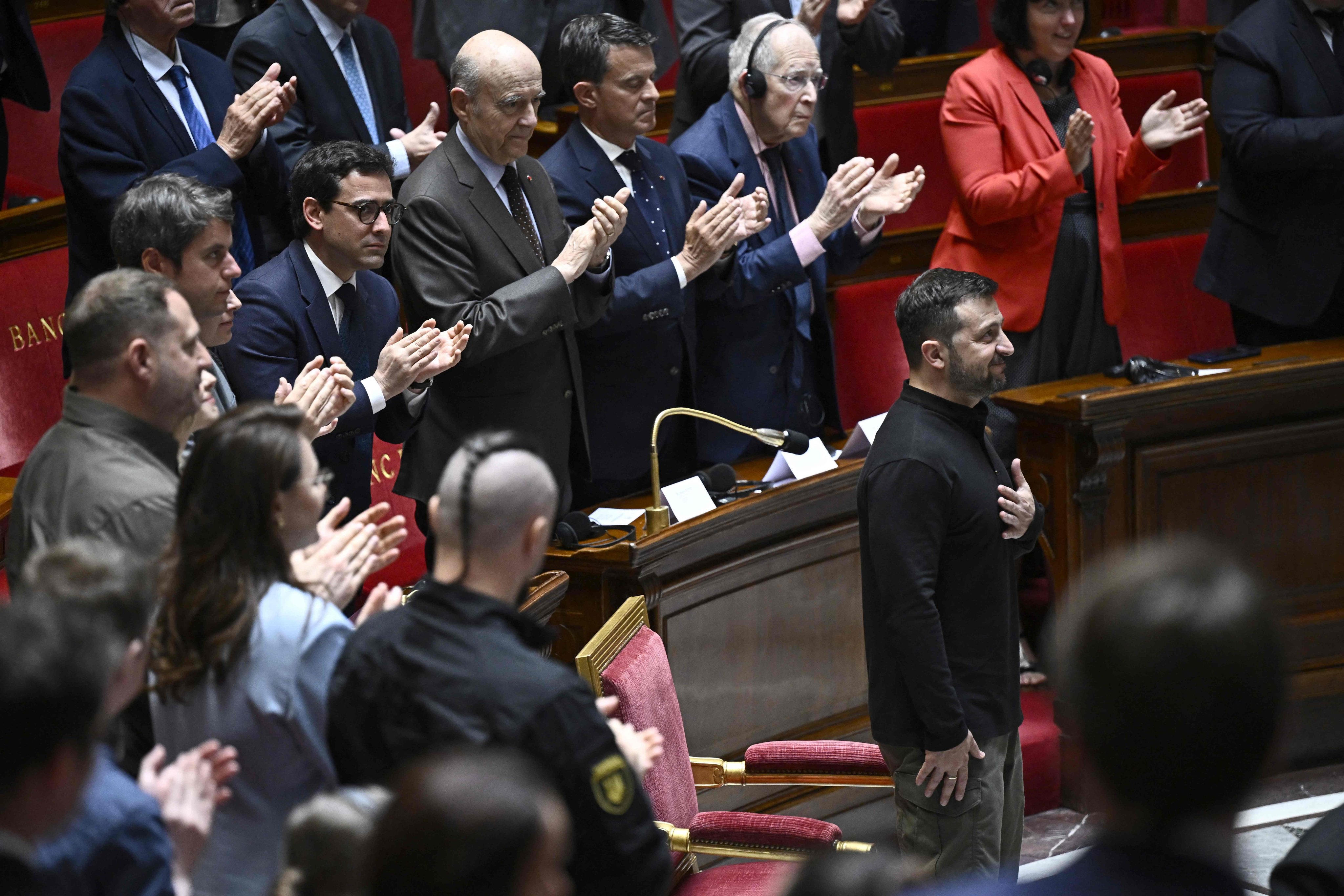 The French parliament applauds Ukrainian President Volodymyr Zelensky after his speech in the National Assembly. Photo: AFP
