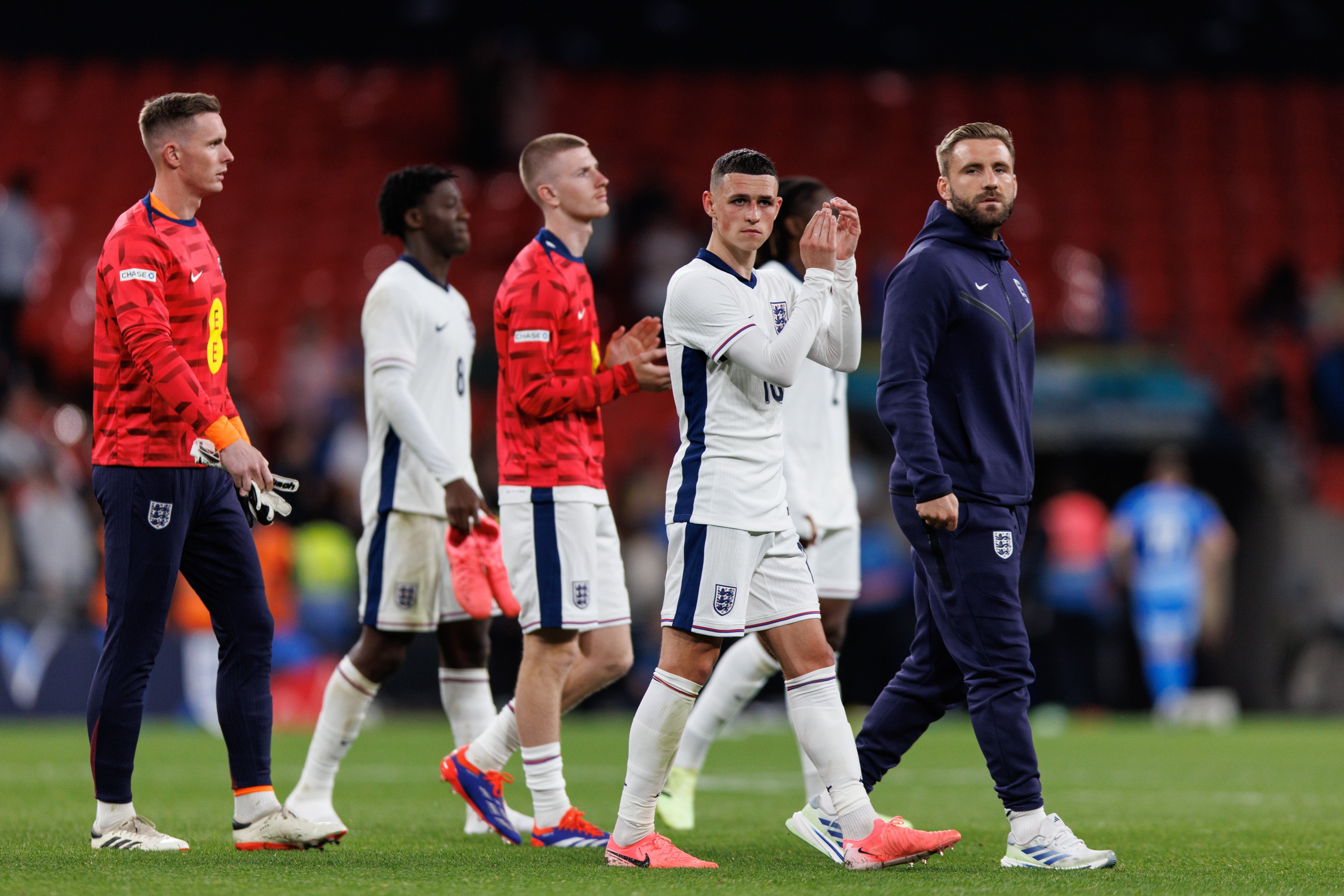 Dean Henderson, Kobbie Mainoo, Adam Wharton, Phil Foden and Luke Shaw leave the pitch after loss to Iceland. Photo: EPA