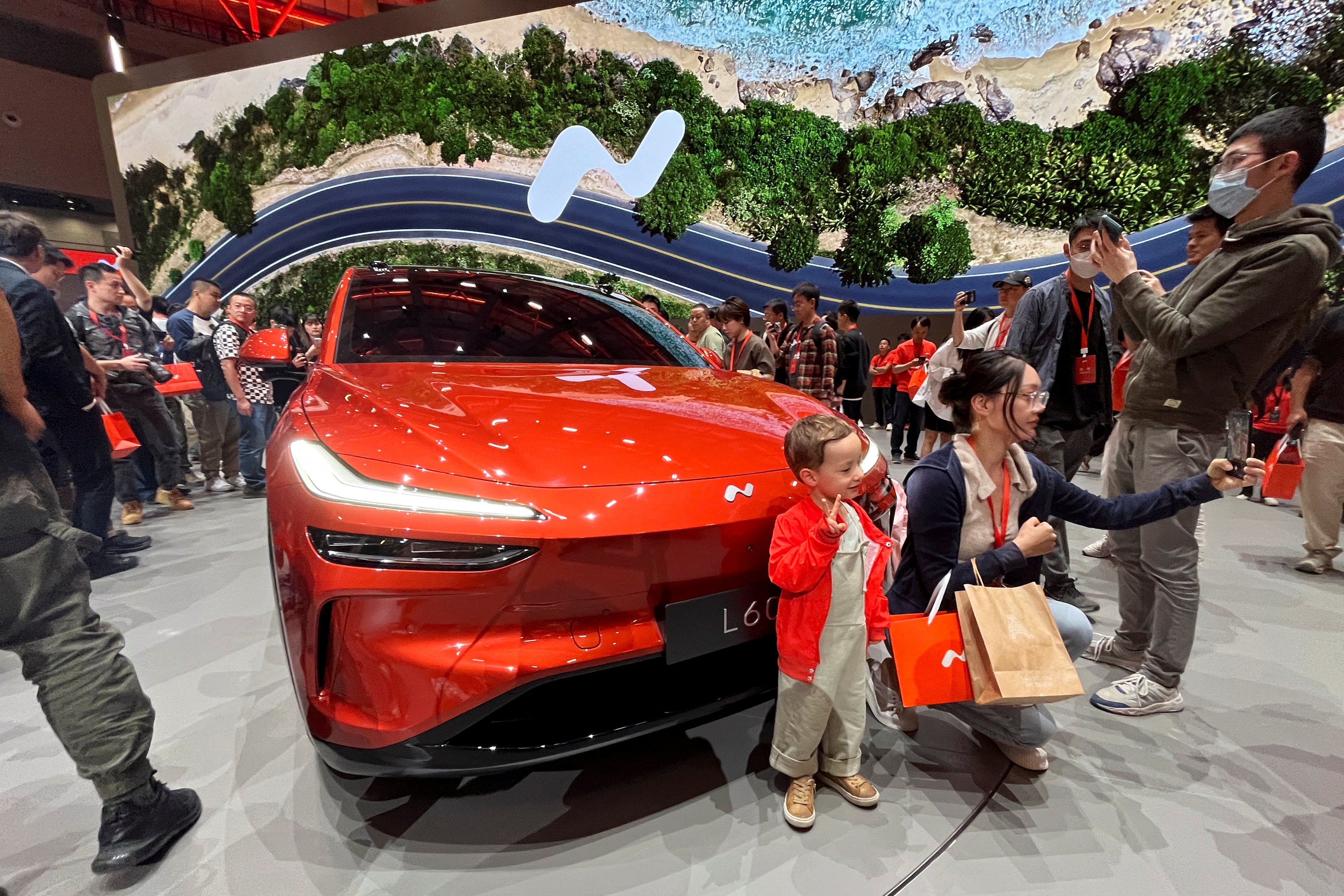 People look at the newly unveiled Onvo L60 SUV, the first vehicle of Chinese electric vehicle (EV) maker Nio’s new lower-priced brand, in Shanghai, China May 15, 2024. Photo: Reuters
