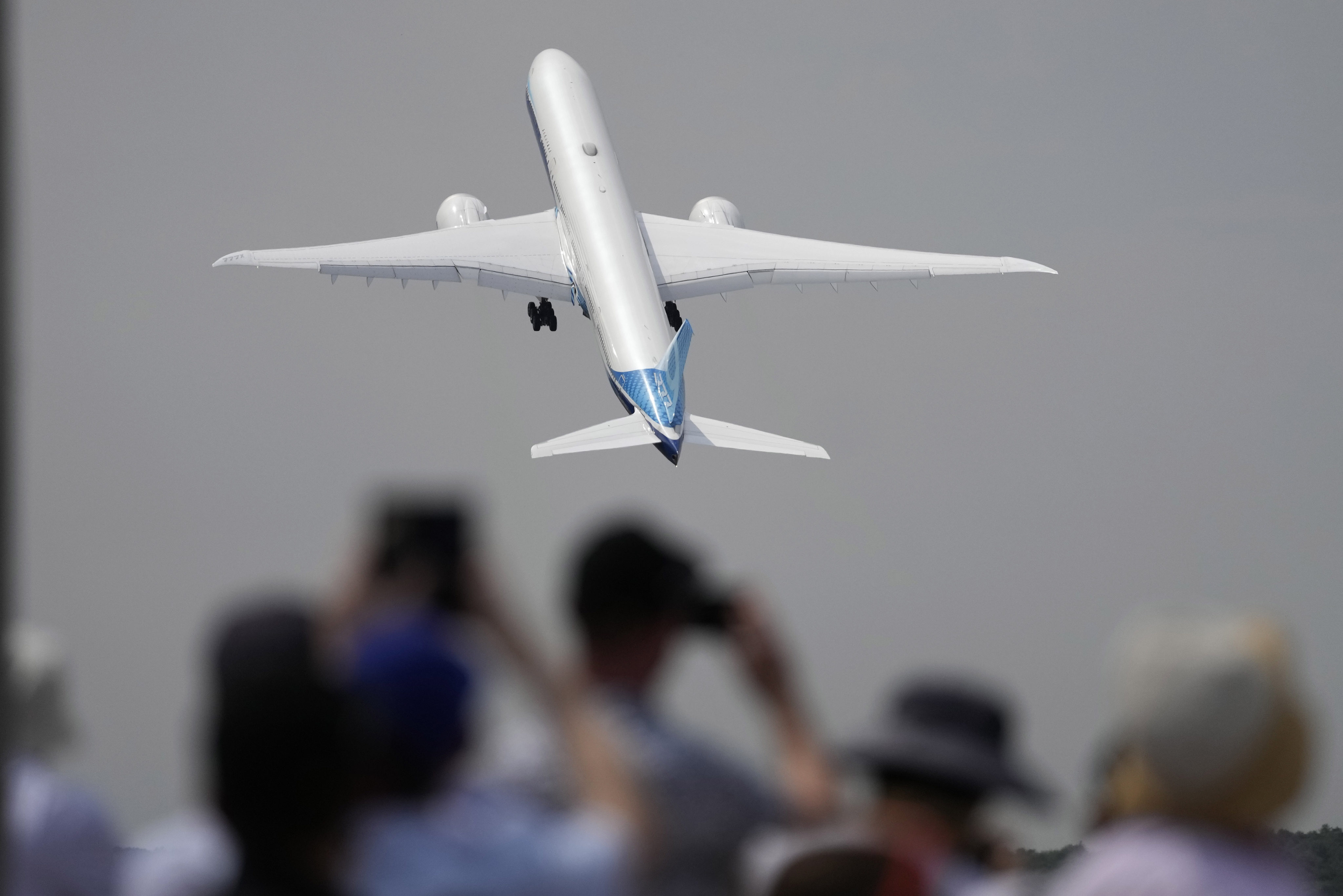 A Boeing 777X plane takes off at the Farnborough Air Show fair in Farnborough, England, on July 18, 2022. Photo: AP