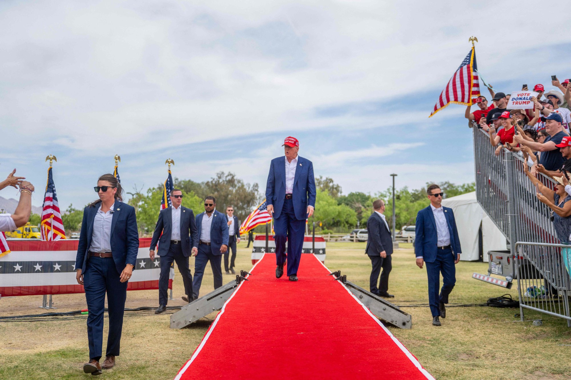 Donald Trump tells sweltering rally in Las Vegas he won’t tax tips ...